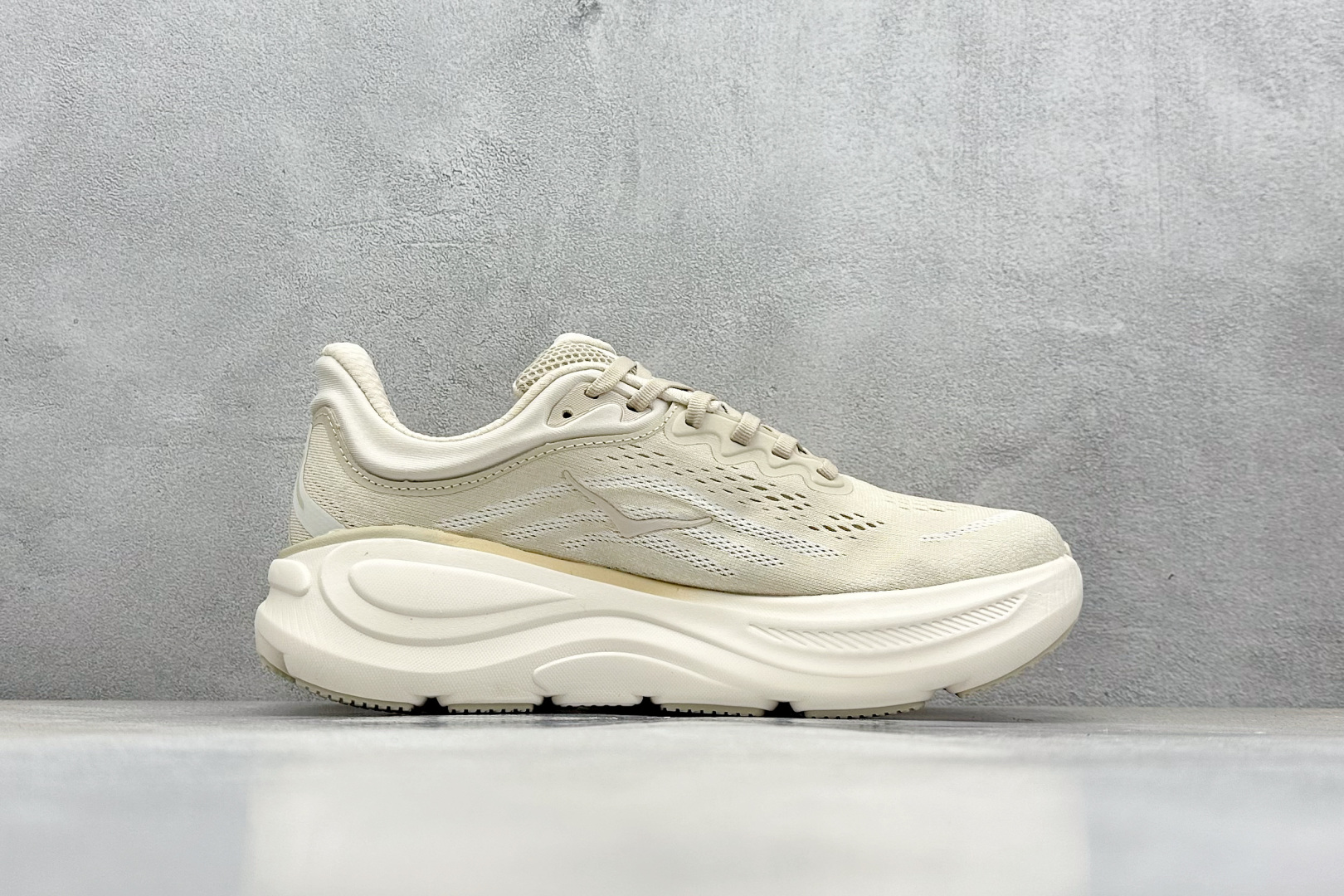  
W版 HOKA ONE ONE Bondi 9 机能缓震跑鞋
#鞋面部分采用工程网眼面料，可以确保