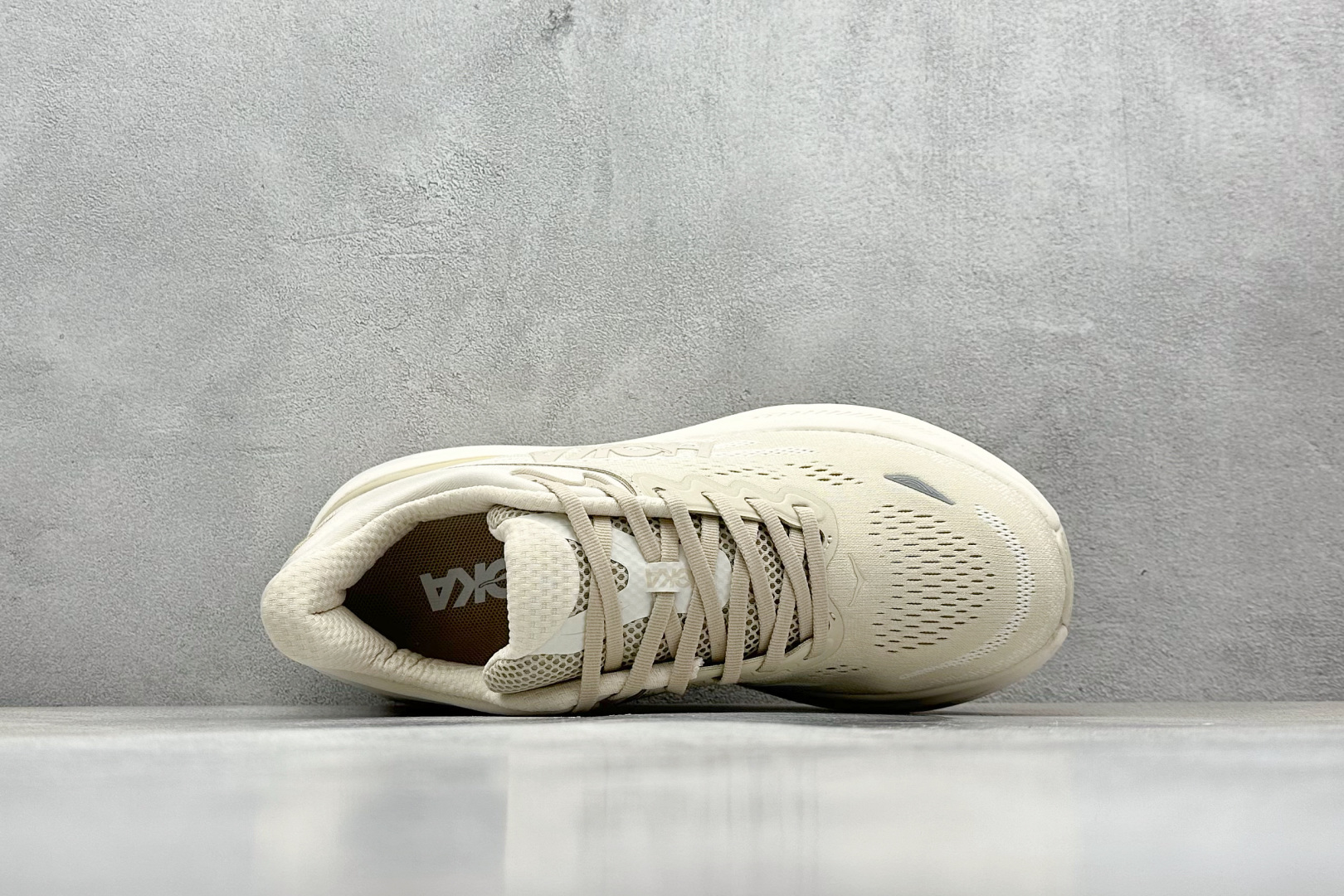  
W版 HOKA ONE ONE Bondi 9 机能缓震跑鞋
#鞋面部分采用工程网眼面料，可以确保