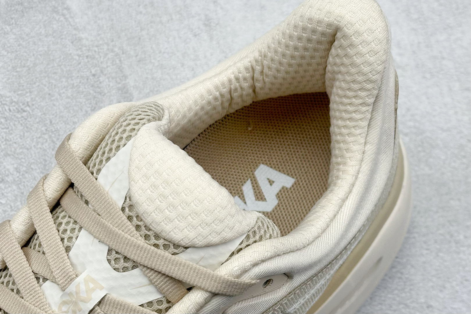  
W版 HOKA ONE ONE Bondi 9 机能缓震跑鞋
#鞋面部分采用工程网眼面料，可以确保