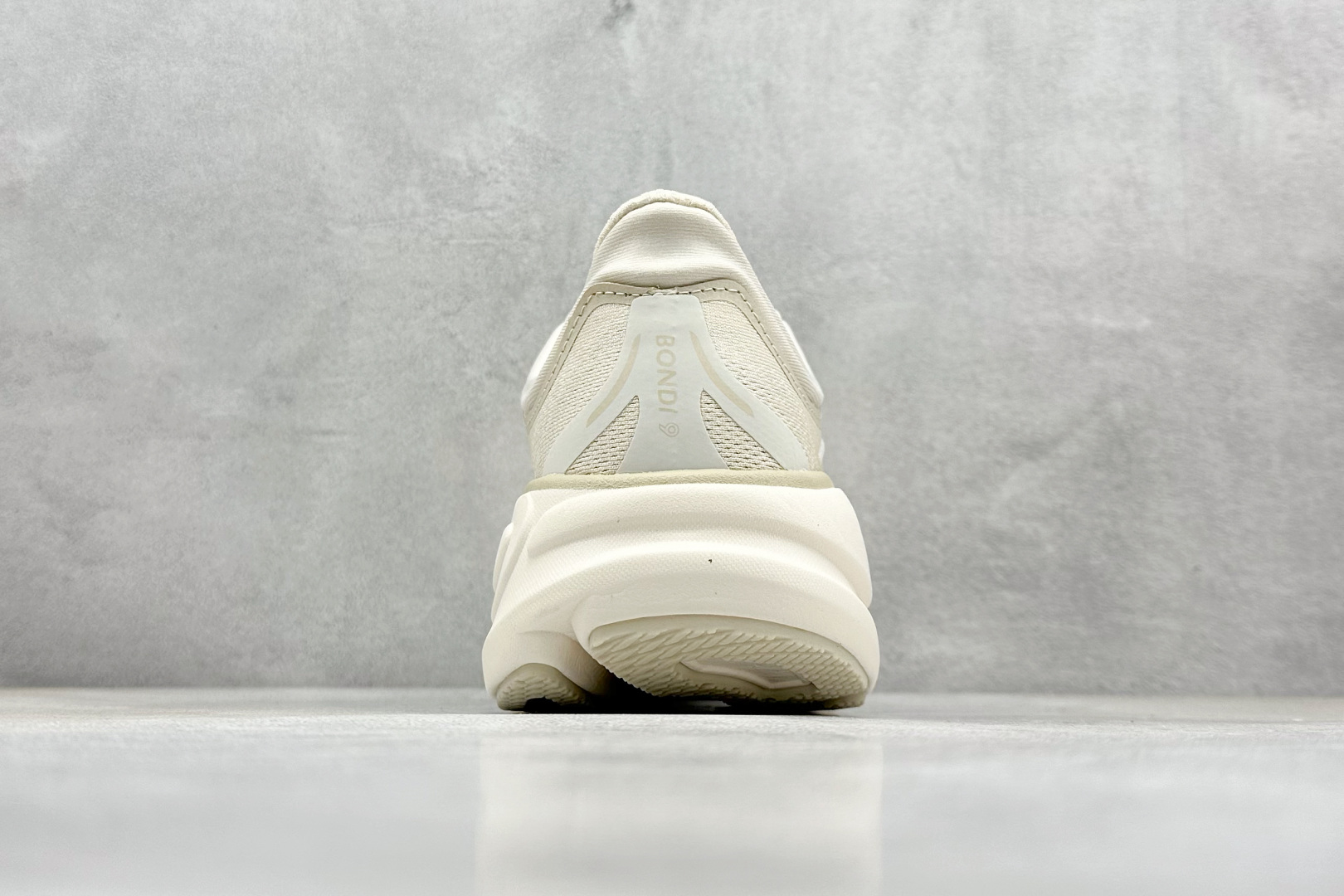  
W版 HOKA ONE ONE Bondi 9 机能缓震跑鞋
#鞋面部分采用工程网眼面料，可以确保