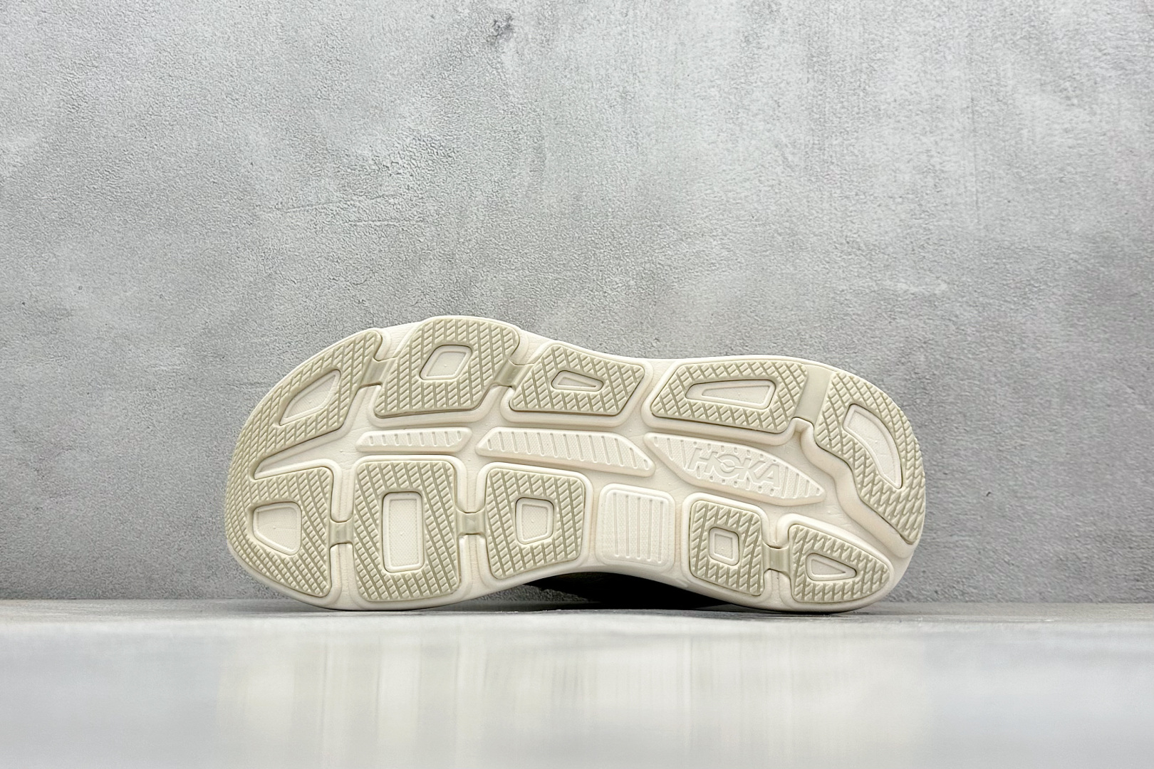  
W版 HOKA ONE ONE Bondi 9 机能缓震跑鞋
#鞋面部分采用工程网眼面料，可以确保