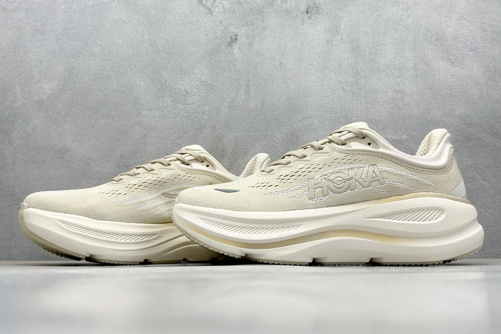  
W版 HOKA ONE ONE Bondi 9 机能缓震跑鞋
#鞋面部分采用工程网眼面料，可以确保