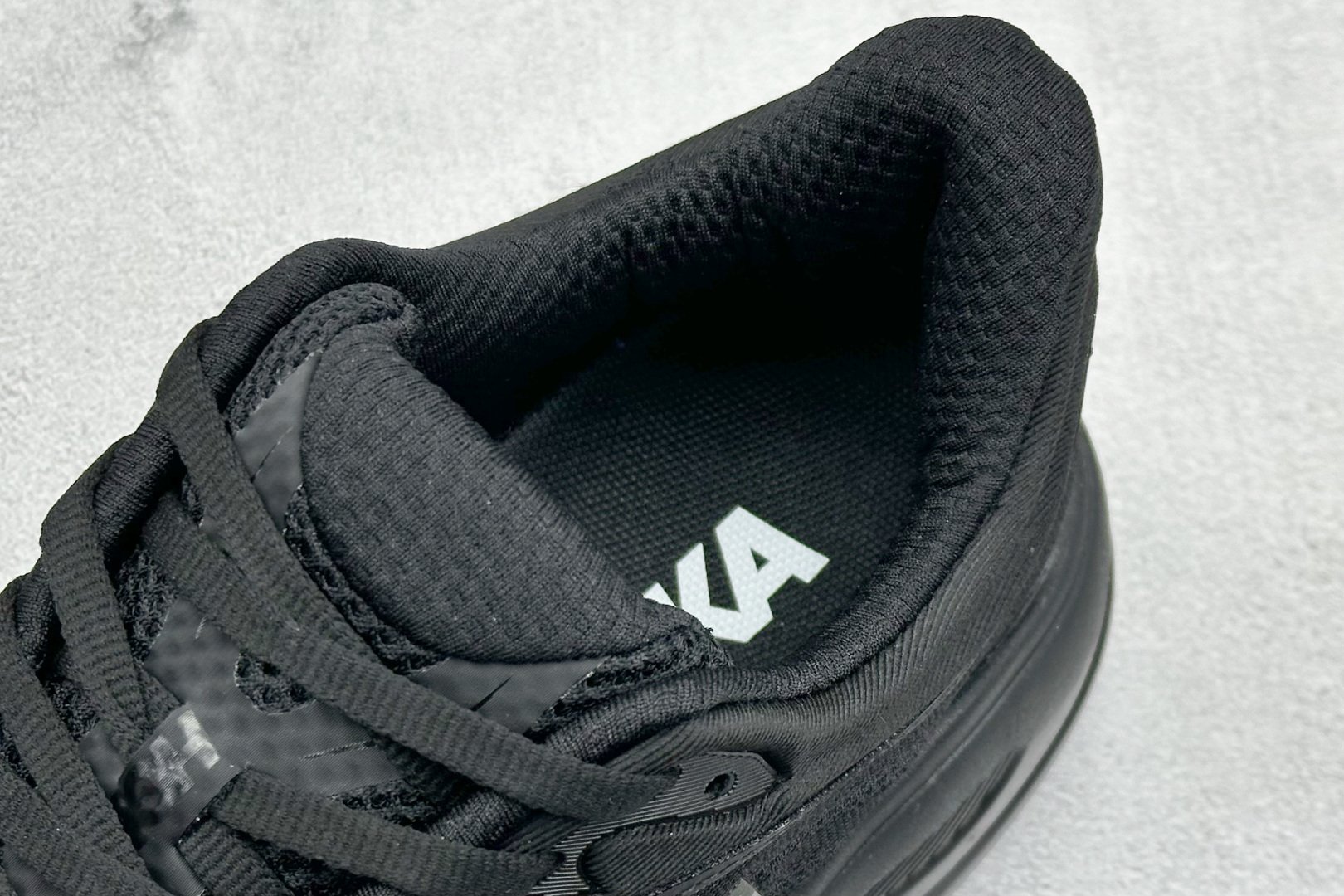  
W版 HOKA ONE ONE Bondi 9 机能缓震跑鞋
#鞋面部分采用工程网眼面料，可以确保