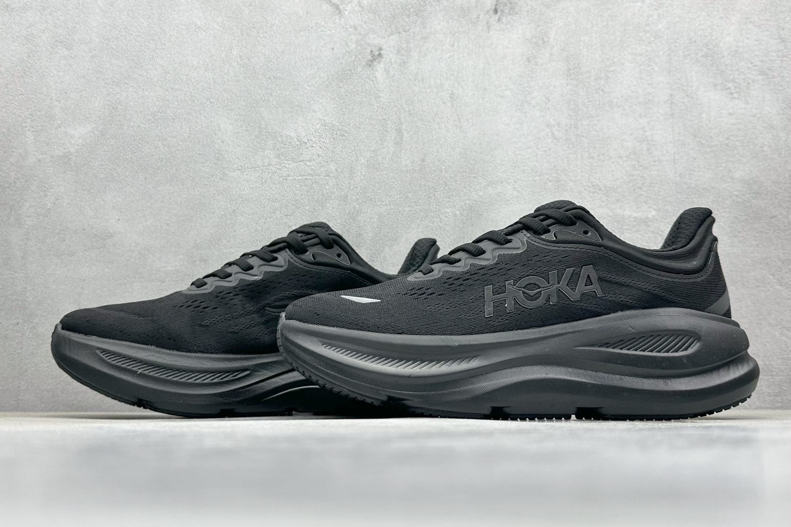  
W版 HOKA ONE ONE Bondi 9 机能缓震跑鞋
#鞋面部分采用工程网眼面料，可以确保