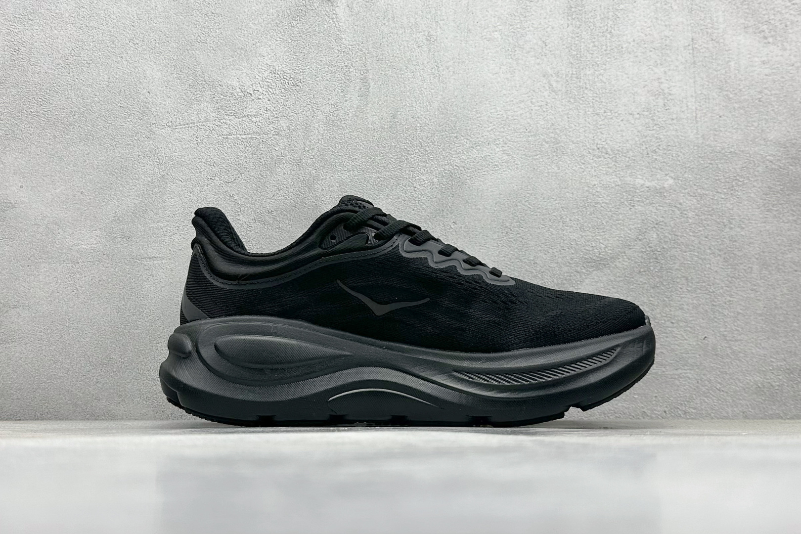  
W版 HOKA ONE ONE Bondi 9 机能缓震跑鞋
#鞋面部分采用工程网眼面料，可以确保