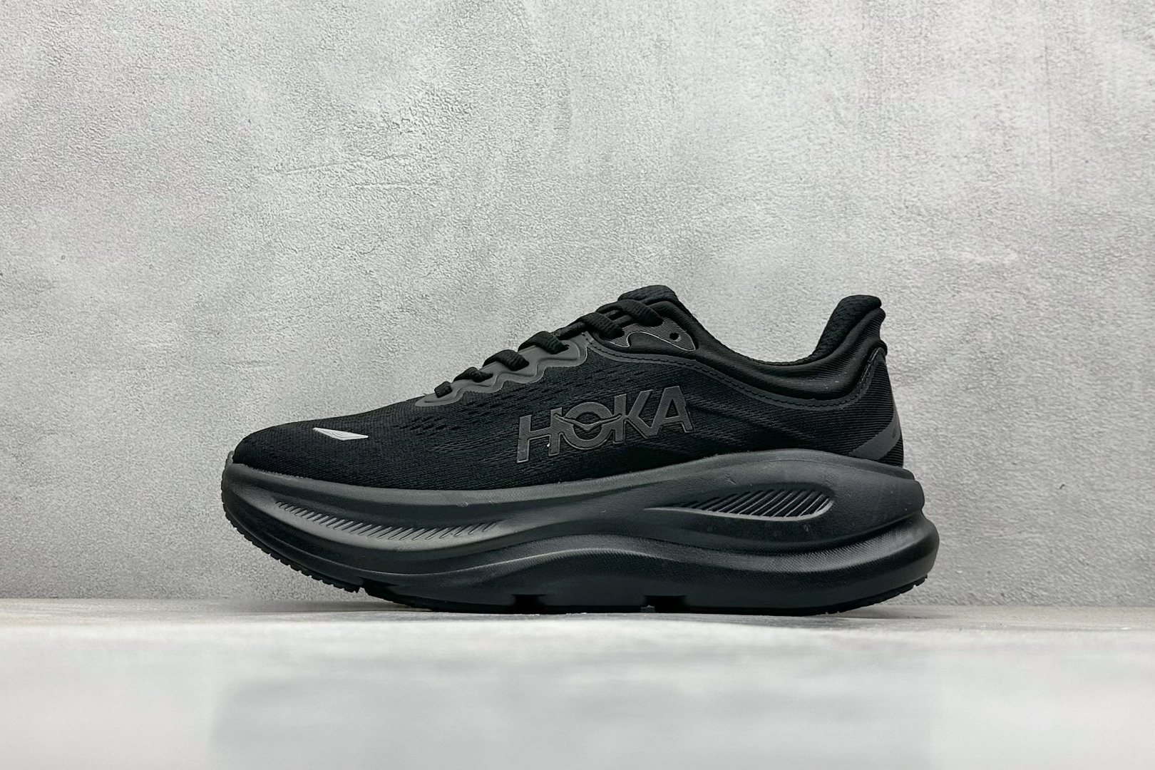  
W版 HOKA ONE ONE Bondi 9 机能缓震跑鞋
#鞋面部分采用工程网眼面料，可以确保