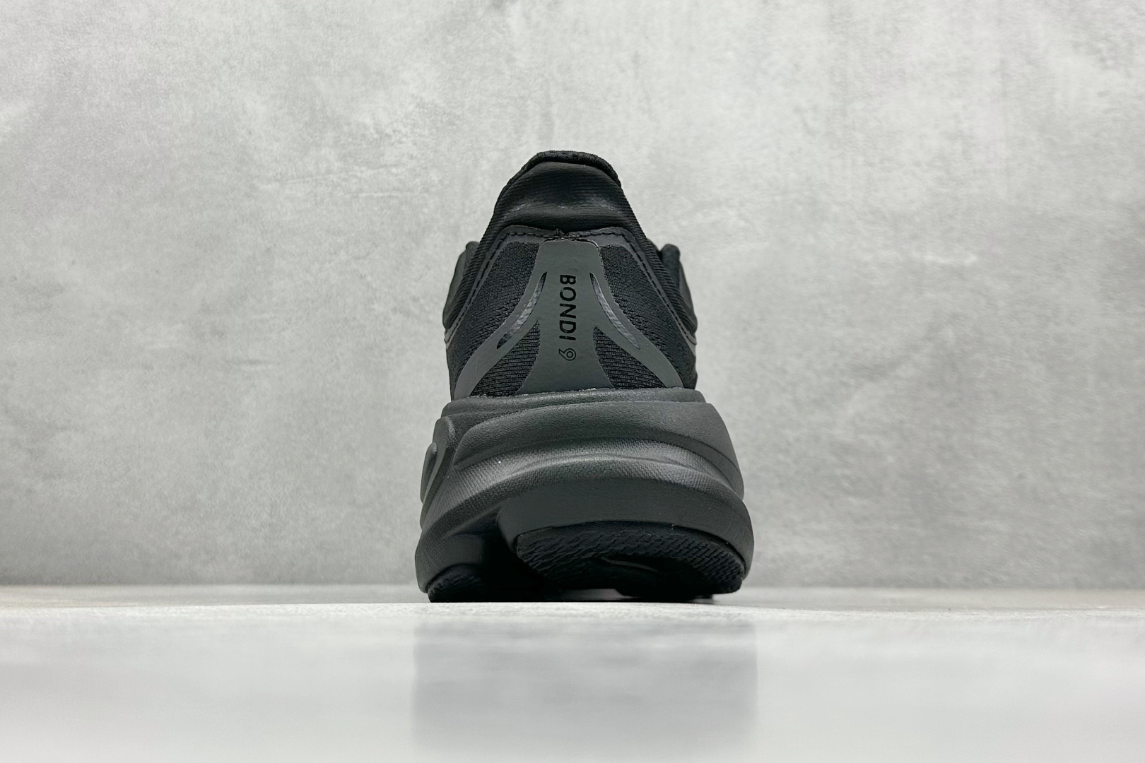  
W版 HOKA ONE ONE Bondi 9 机能缓震跑鞋
#鞋面部分采用工程网眼面料，可以确保