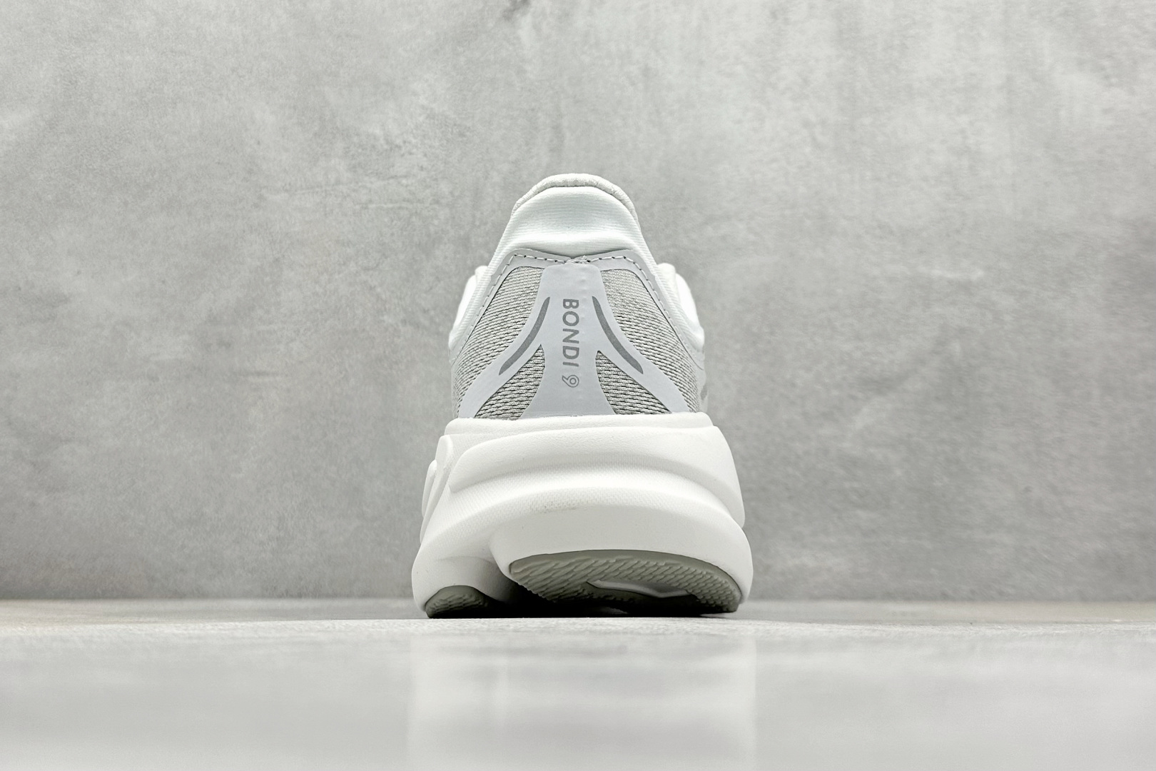  
W版 HOKA ONE ONE Bondi 9 机能缓震跑鞋
#鞋面部分采用工程网眼面料，可以确保