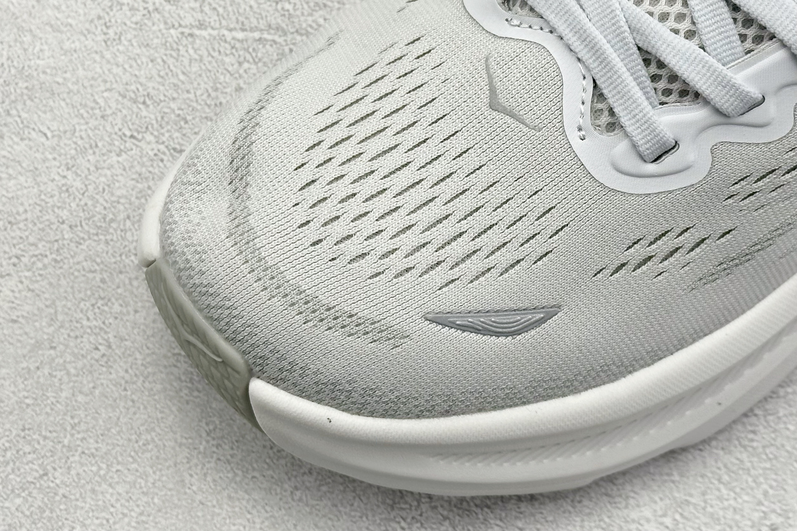  
W版 HOKA ONE ONE Bondi 9 机能缓震跑鞋
#鞋面部分采用工程网眼面料，可以确保