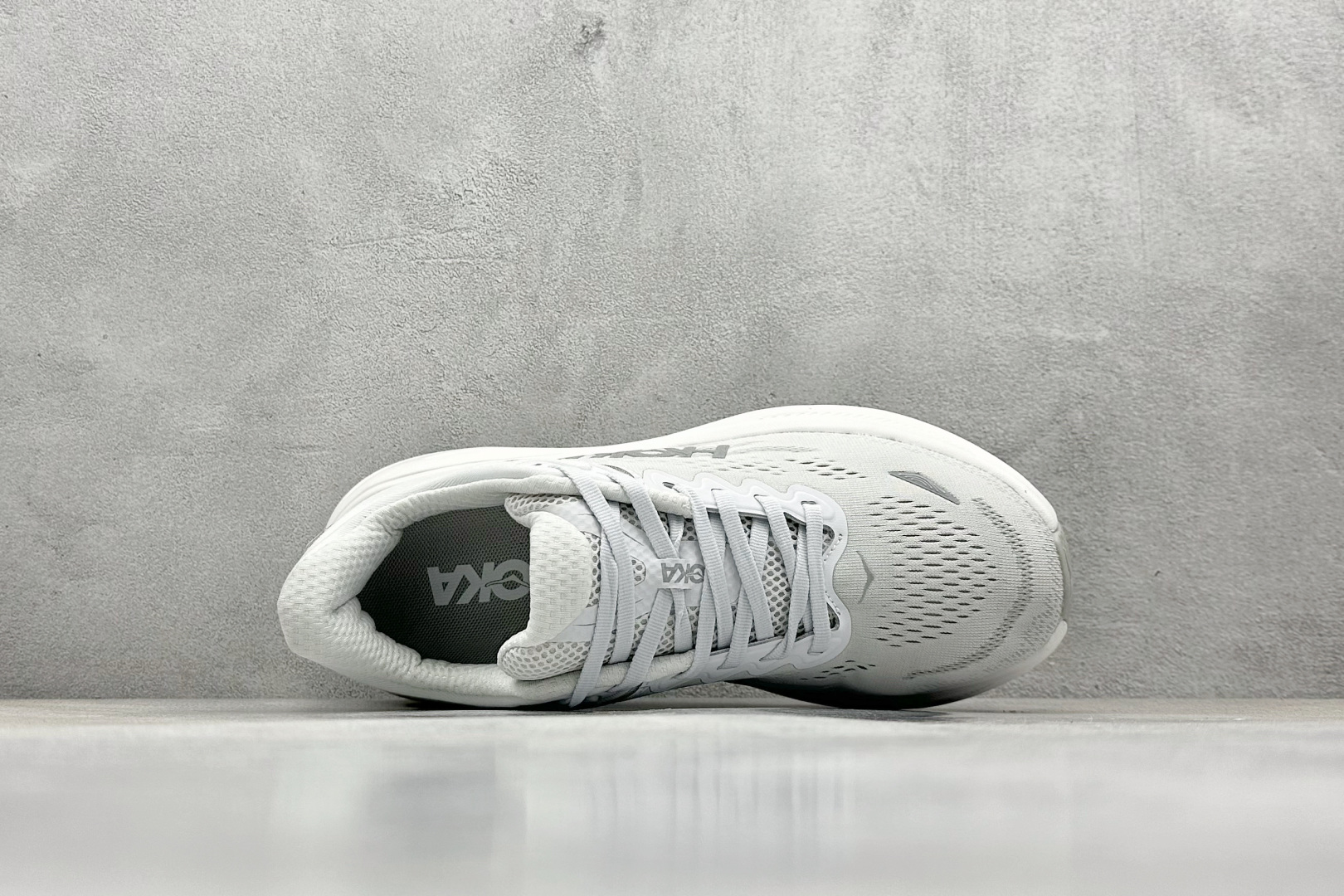  
W版 HOKA ONE ONE Bondi 9 机能缓震跑鞋
#鞋面部分采用工程网眼面料，可以确保