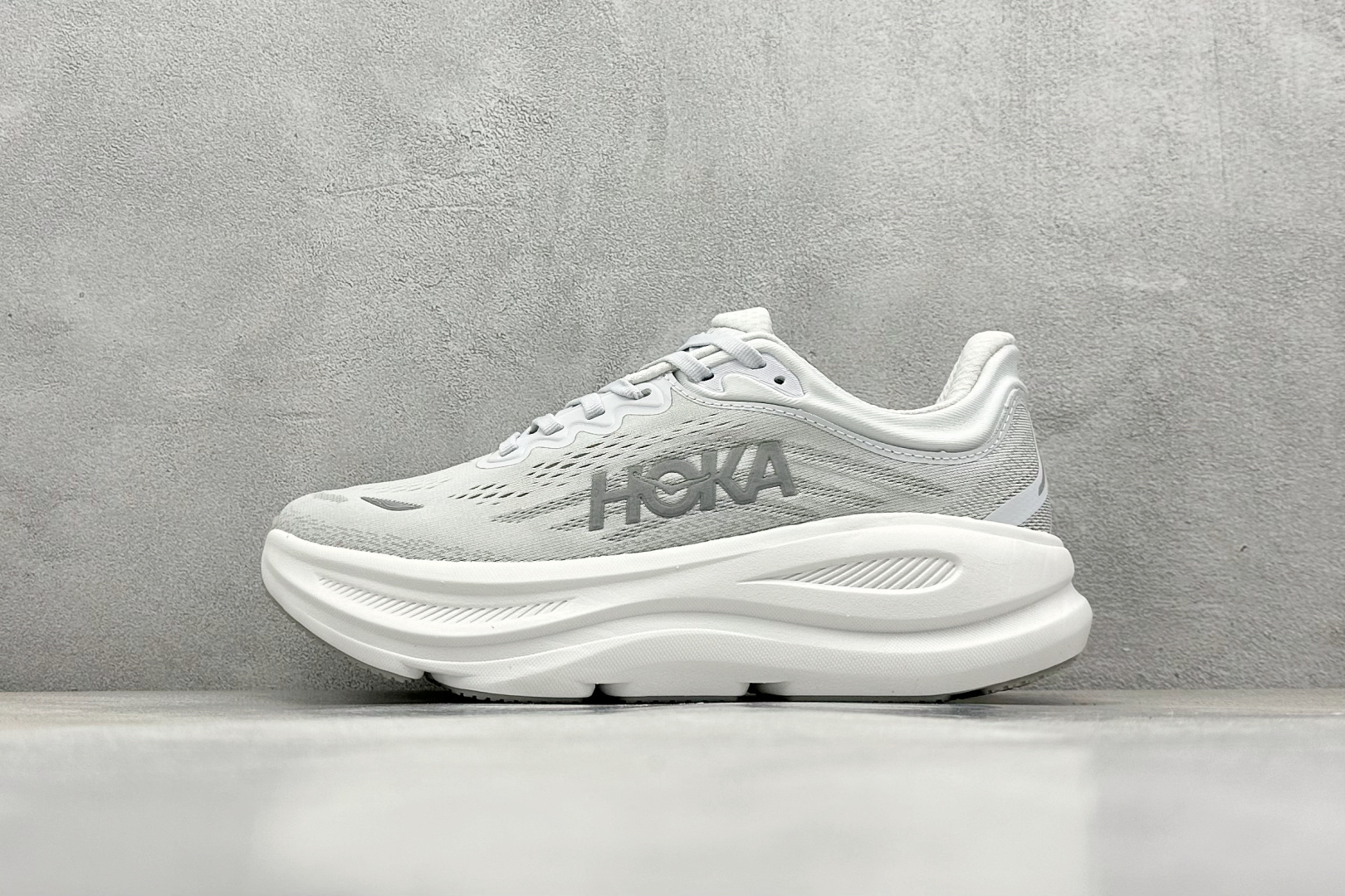  
W版 HOKA ONE ONE Bondi 9 机能缓震跑鞋
#鞋面部分采用工程网眼面料，可以确保