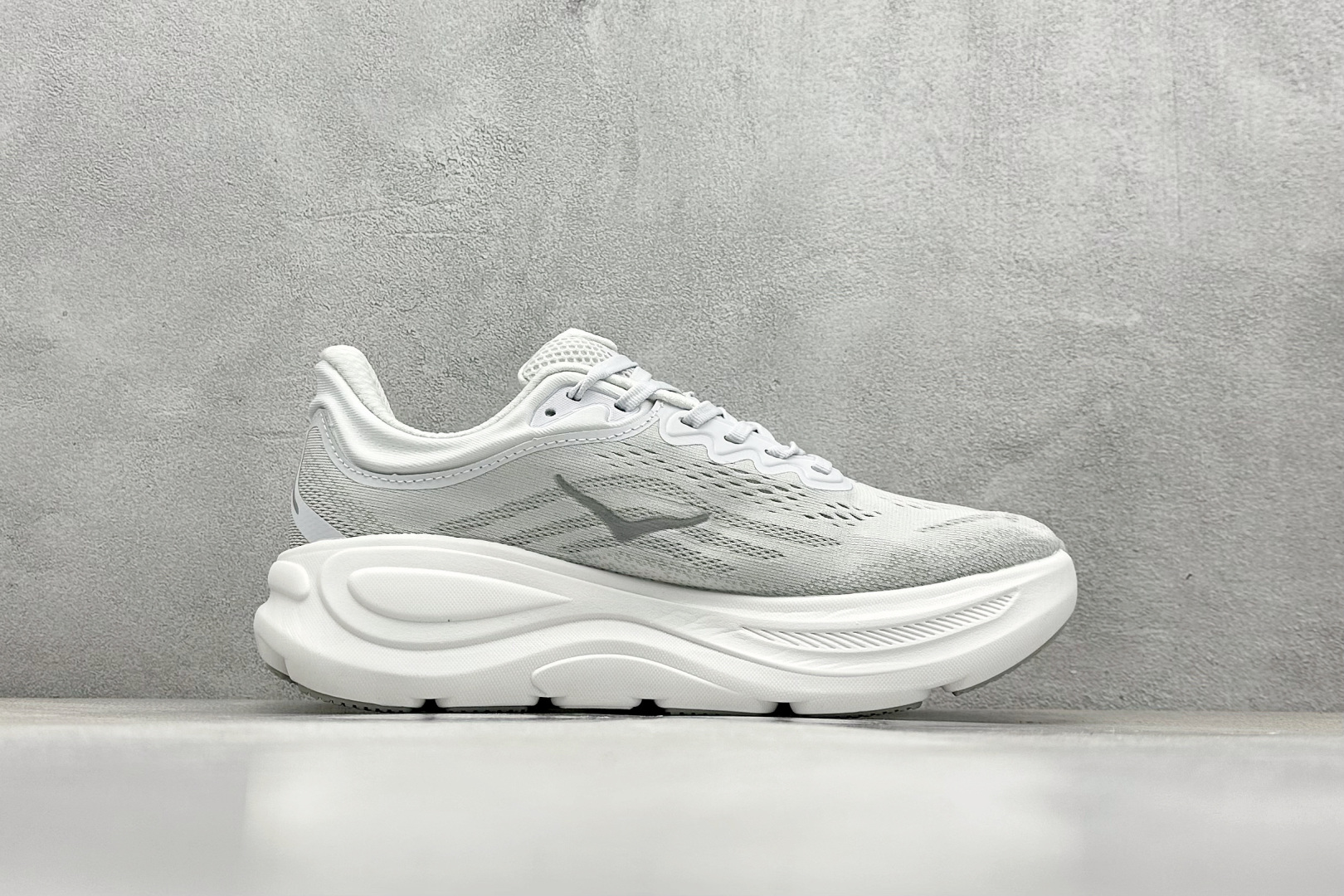  
W版 HOKA ONE ONE Bondi 9 机能缓震跑鞋
#鞋面部分采用工程网眼面料，可以确保