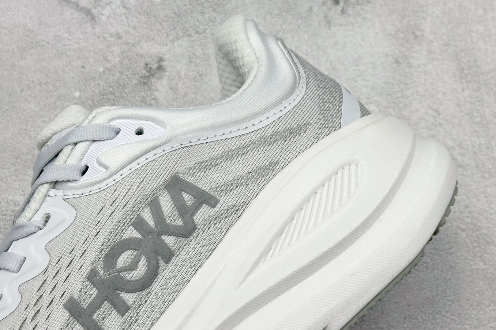  
W版 HOKA ONE ONE Bondi 9 机能缓震跑鞋
#鞋面部分采用工程网眼面料，可以确保