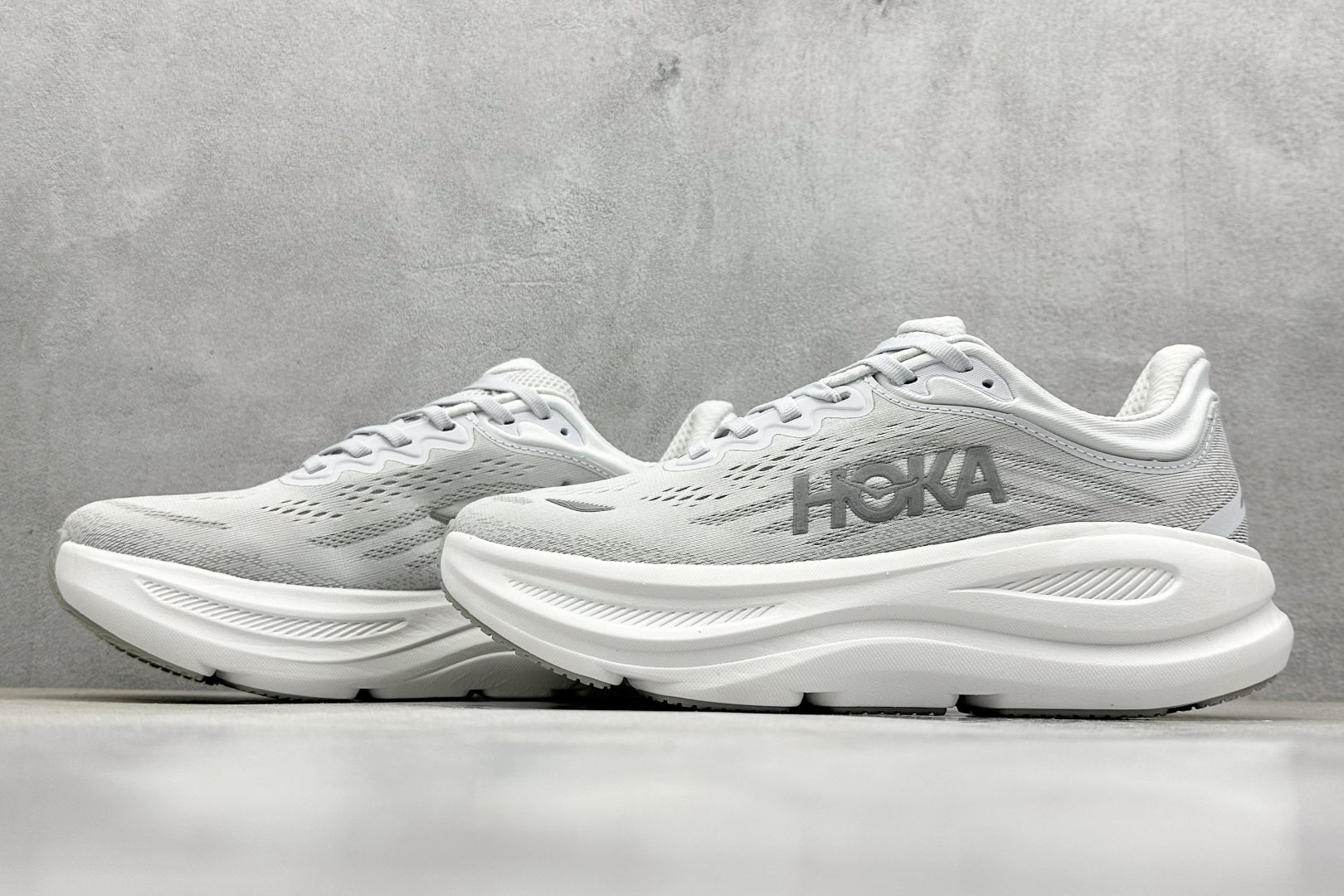  
W版 HOKA ONE ONE Bondi 9 机能缓震跑鞋
#鞋面部分采用工程网眼面料，可以确保