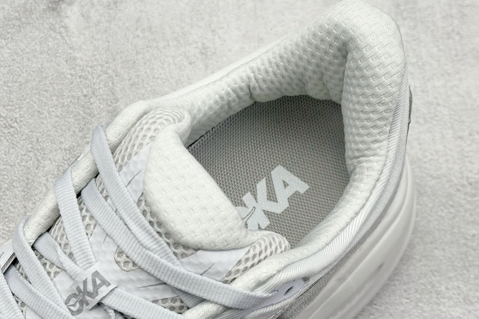  
W版 HOKA ONE ONE Bondi 9 机能缓震跑鞋
#鞋面部分采用工程网眼面料，可以确保