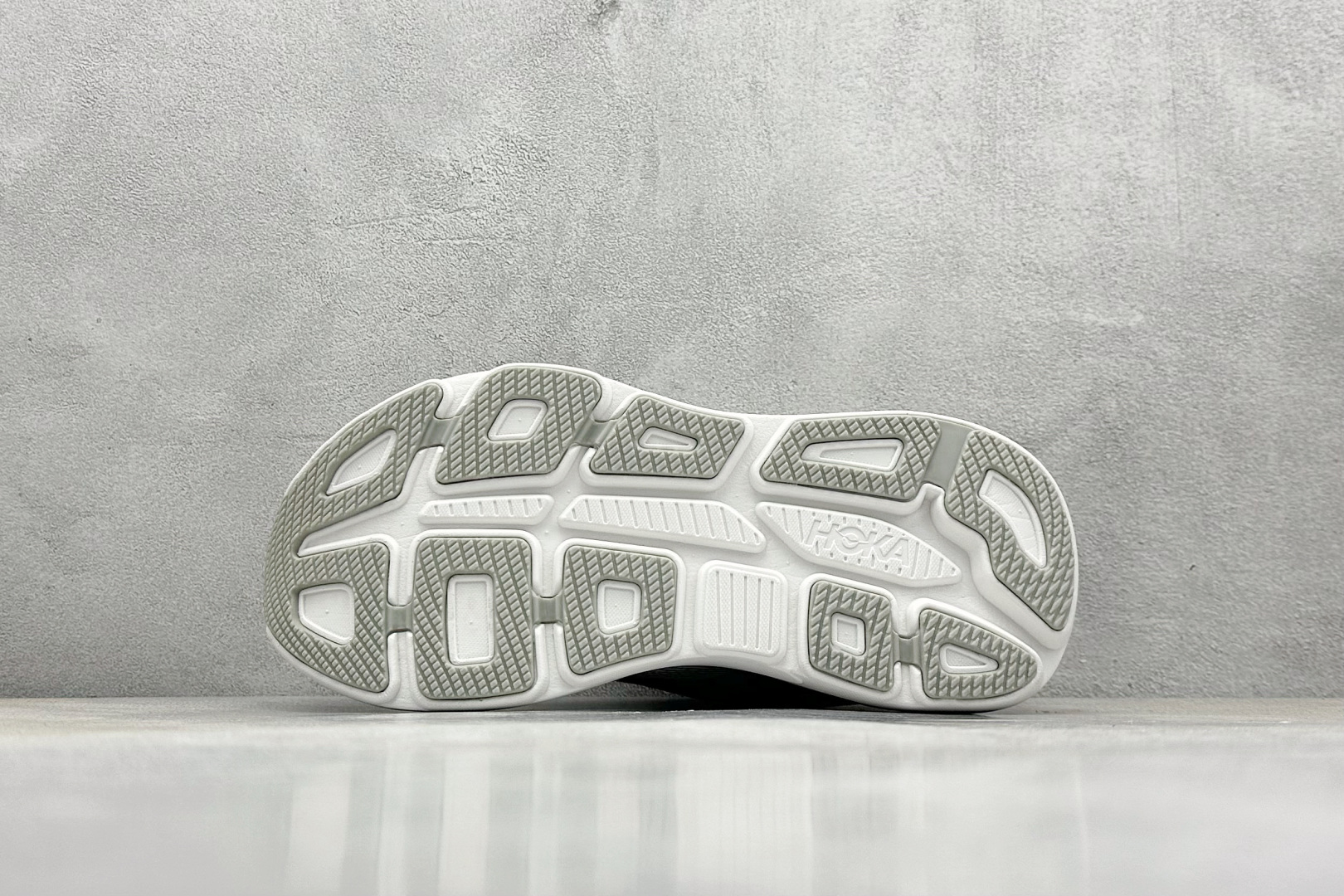  
W版 HOKA ONE ONE Bondi 9 机能缓震跑鞋
#鞋面部分采用工程网眼面料，可以确保