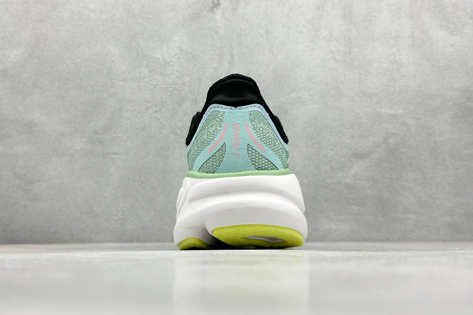  
W版 HOKA ONE ONE Bondi 9 机能缓震跑鞋
#鞋面部分采用工程网眼面料，可以确保