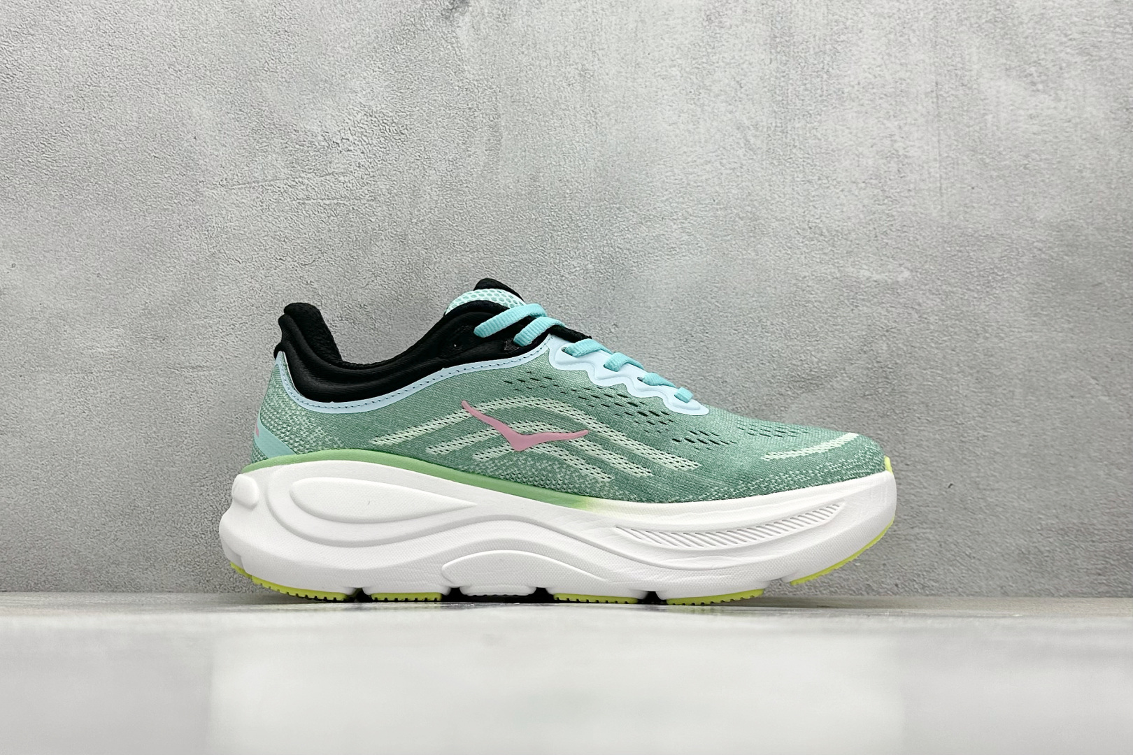  
W版 HOKA ONE ONE Bondi 9 机能缓震跑鞋
#鞋面部分采用工程网眼面料，可以确保
