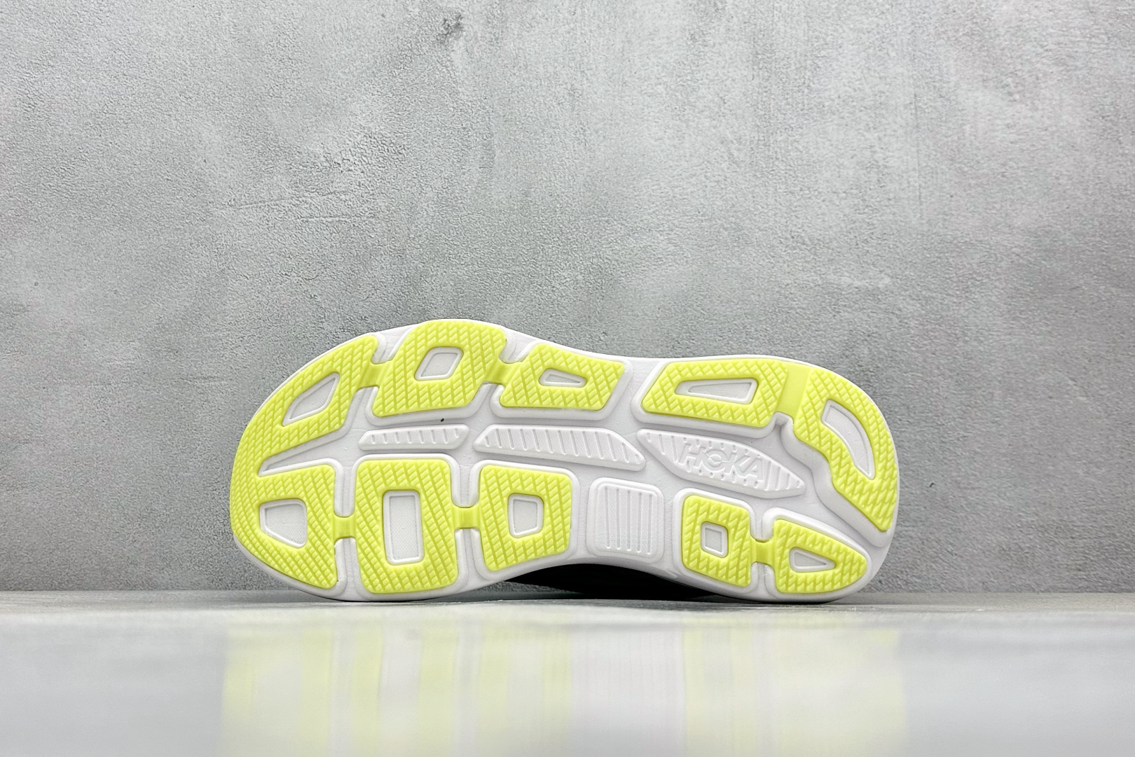  
W版 HOKA ONE ONE Bondi 9 机能缓震跑鞋
#鞋面部分采用工程网眼面料，可以确保