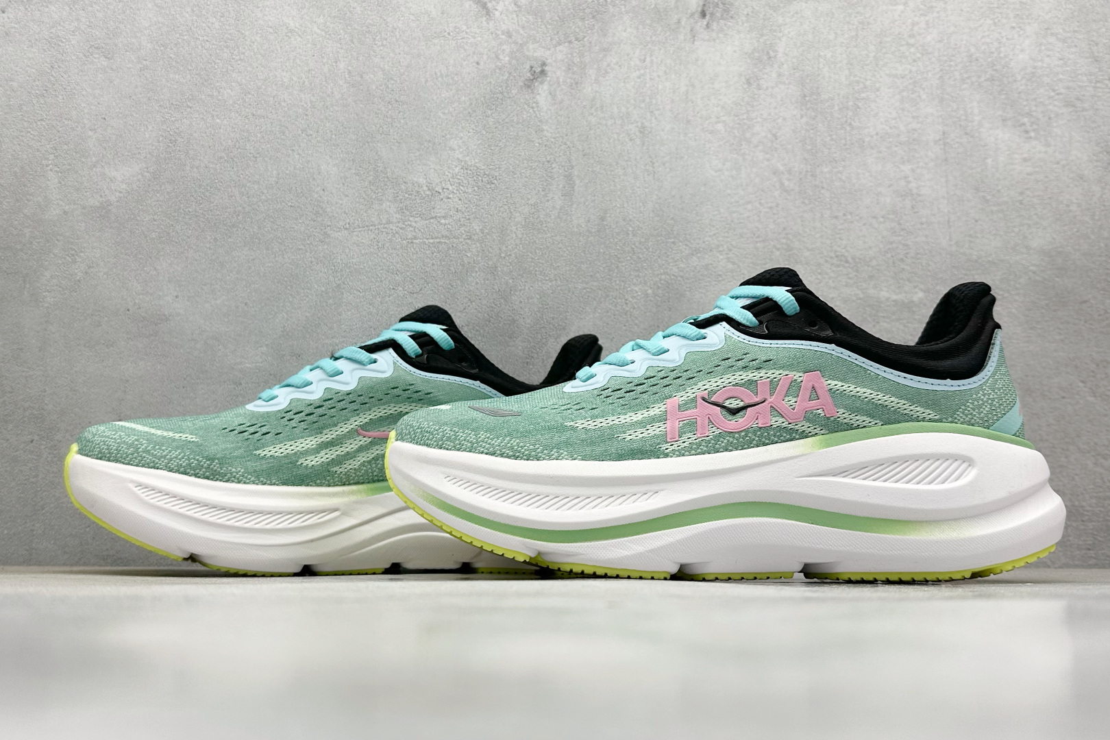  
W版 HOKA ONE ONE Bondi 9 机能缓震跑鞋
#鞋面部分采用工程网眼面料，可以确保