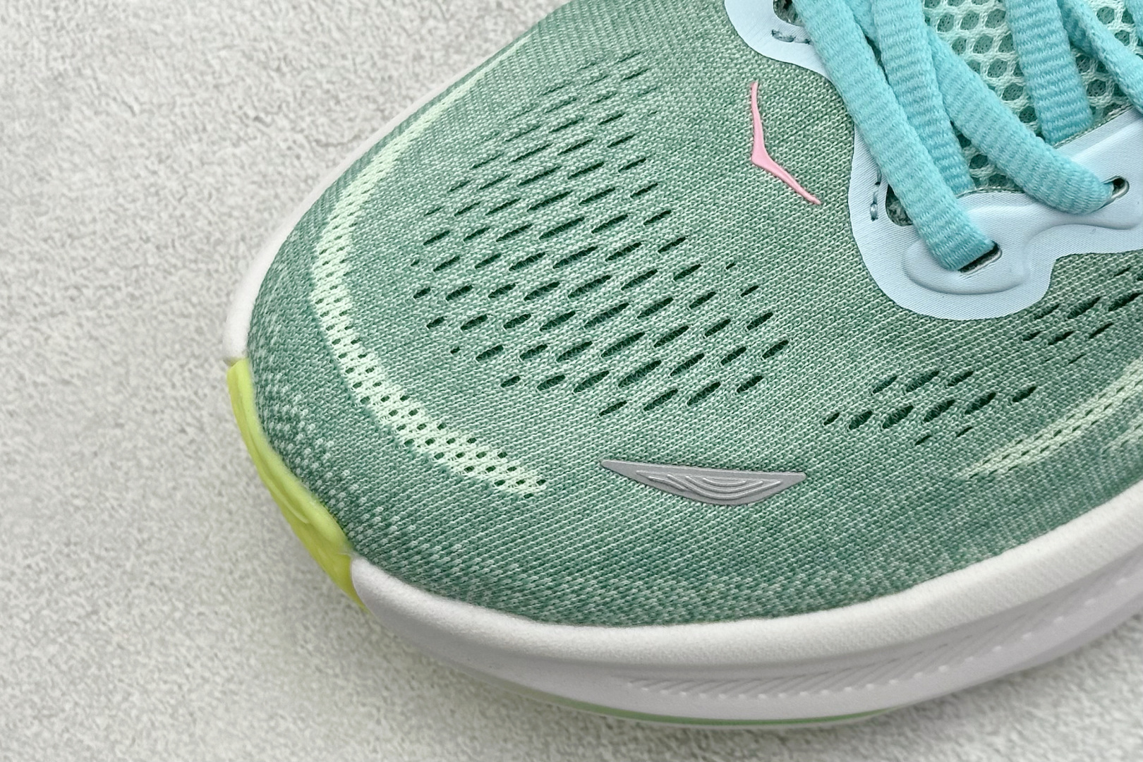  
W版 HOKA ONE ONE Bondi 9 机能缓震跑鞋
#鞋面部分采用工程网眼面料，可以确保