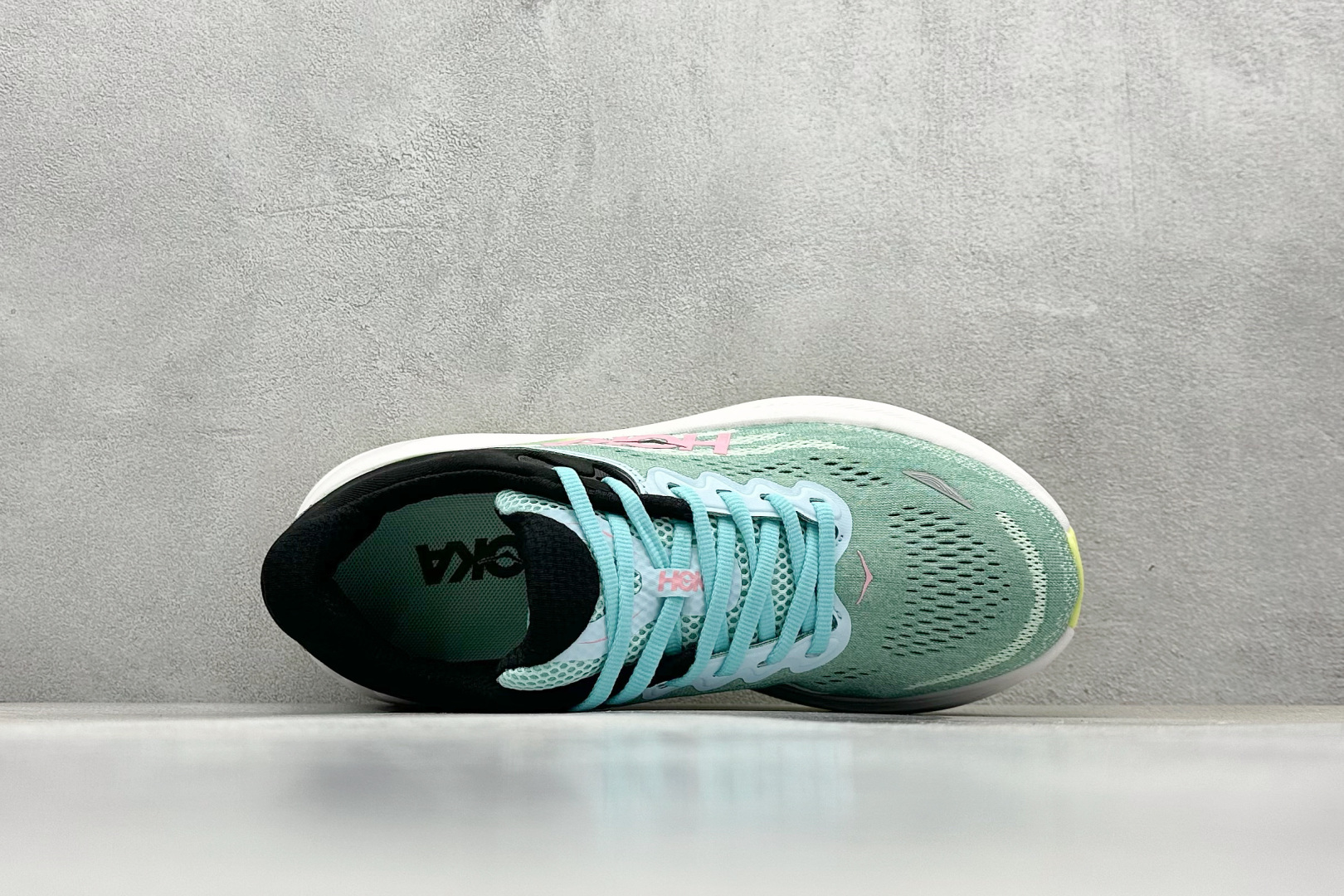  
W版 HOKA ONE ONE Bondi 9 机能缓震跑鞋
#鞋面部分采用工程网眼面料，可以确保