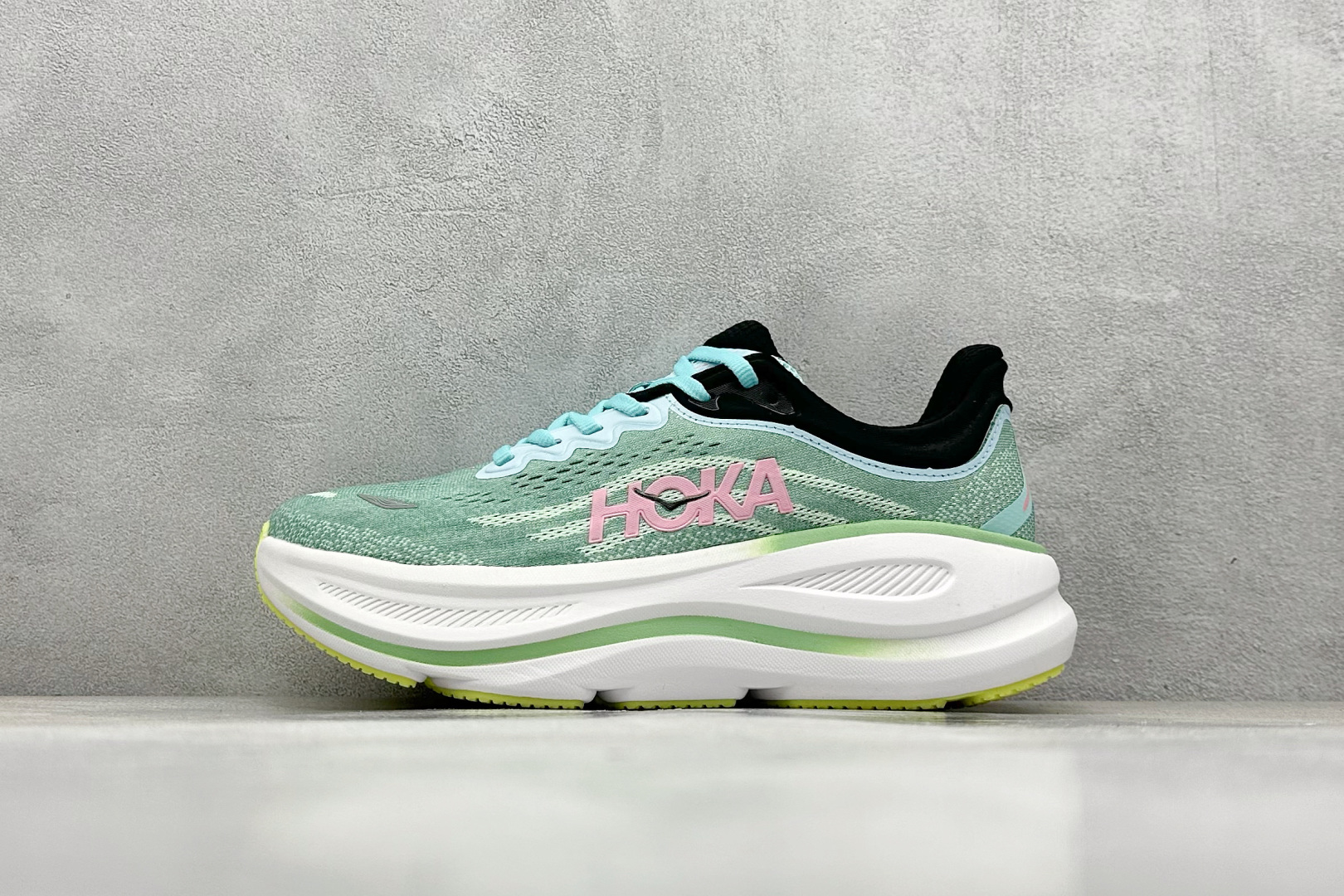 
W版 HOKA ONE ONE Bondi 9 机能缓震跑鞋
#鞋面部分采用工程网眼面料，可以确保