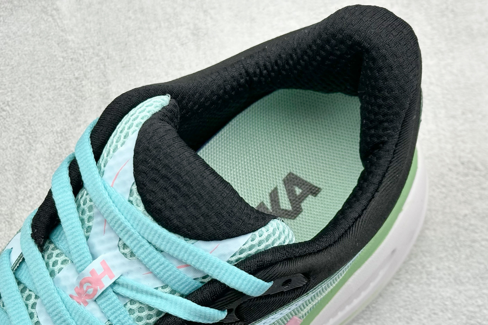  
W版 HOKA ONE ONE Bondi 9 机能缓震跑鞋
#鞋面部分采用工程网眼面料，可以确保