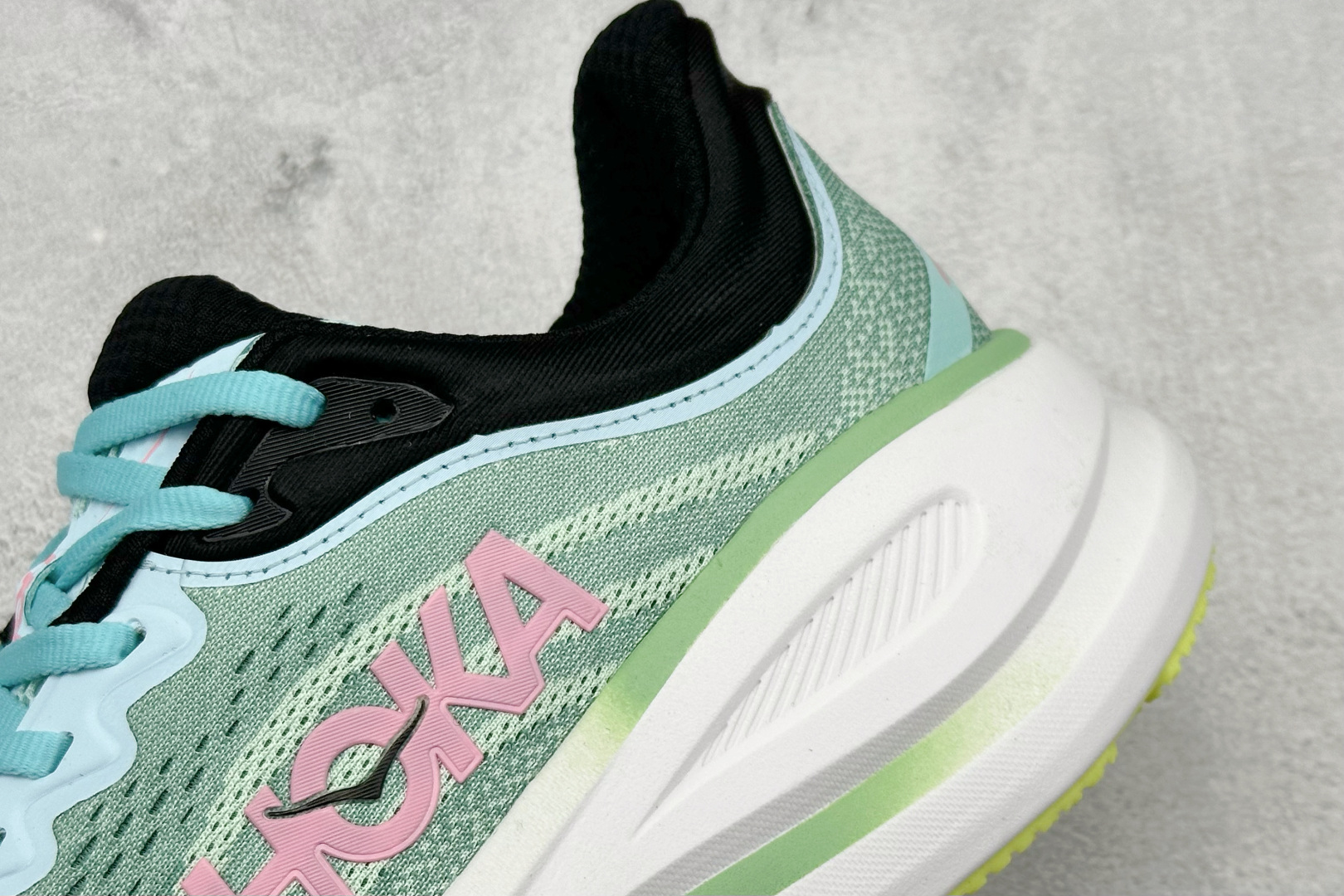  
W版 HOKA ONE ONE Bondi 9 机能缓震跑鞋
#鞋面部分采用工程网眼面料，可以确保