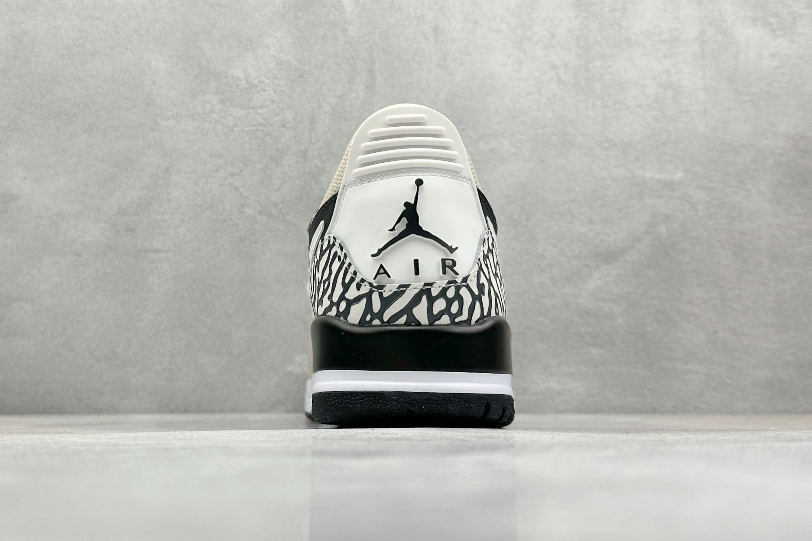 Air Jordan legacy 312 Low 黑白
乔丹篮球鞋系列 号称 “最强三合一” 的J