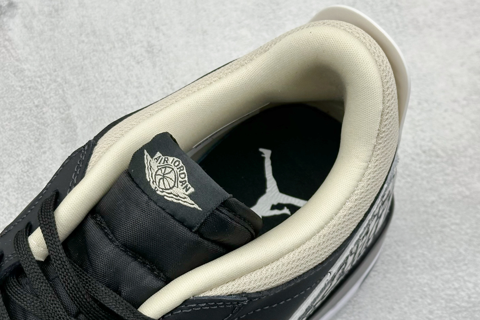 Air Jordan legacy 312 Low 黑白
乔丹篮球鞋系列 号称 “最强三合一” 的J