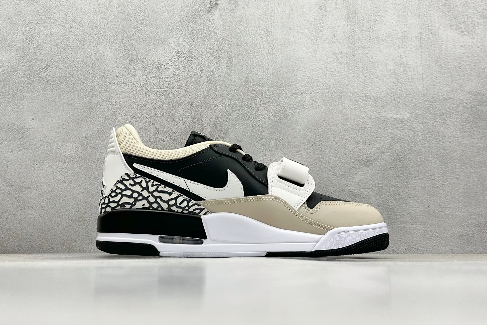 Air Jordan legacy 312 Low 黑白
乔丹篮球鞋系列 号称 “最强三合一” 的J