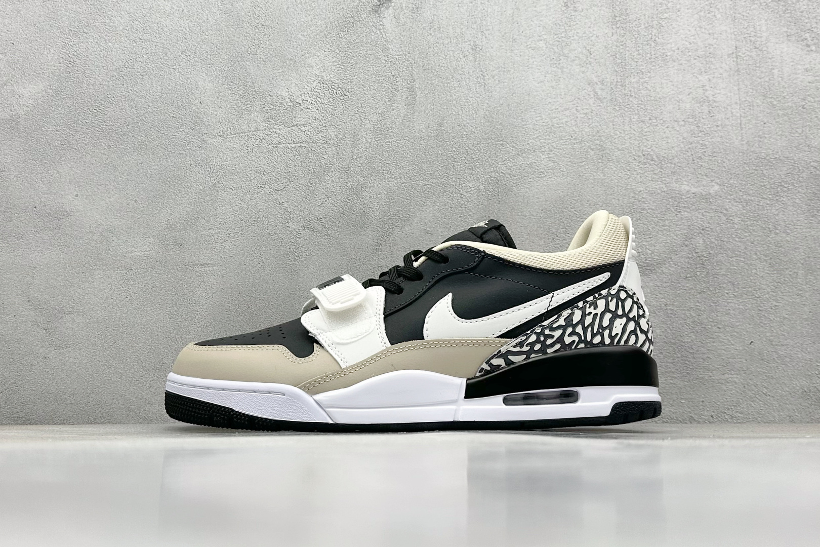 Air Jordan legacy 312 Low 黑白
乔丹篮球鞋系列 号称 “最强三合一” 的J