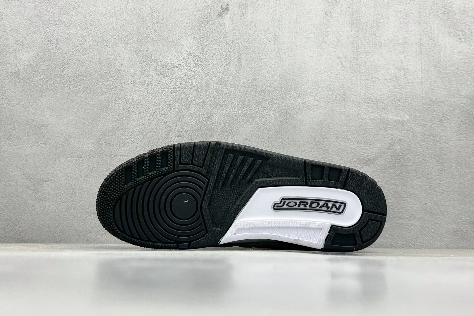 Air Jordan legacy 312 Low 黑白
乔丹篮球鞋系列 号称 “最强三合一” 的J
