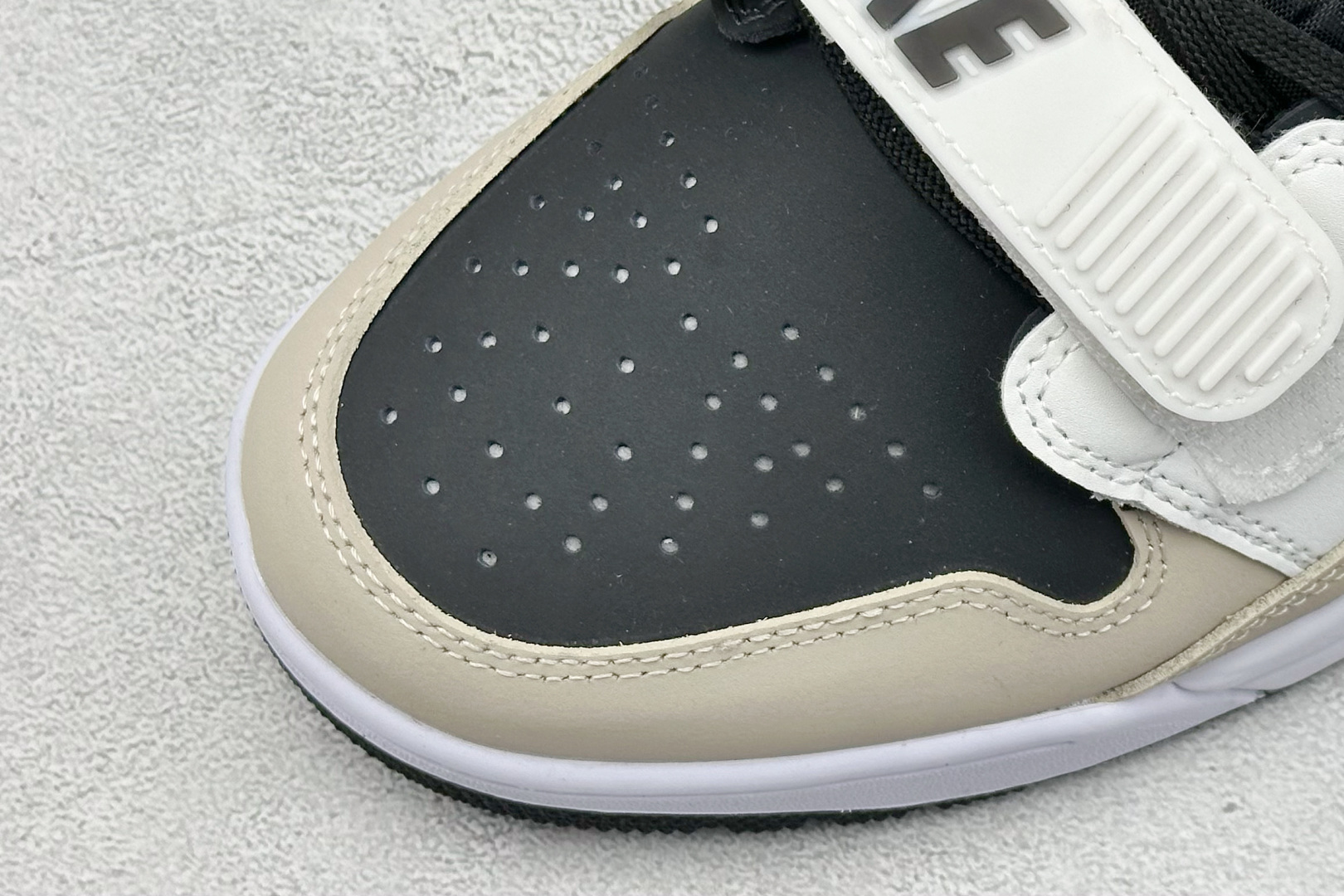 Air Jordan legacy 312 Low 黑白
乔丹篮球鞋系列 号称 “最强三合一” 的J