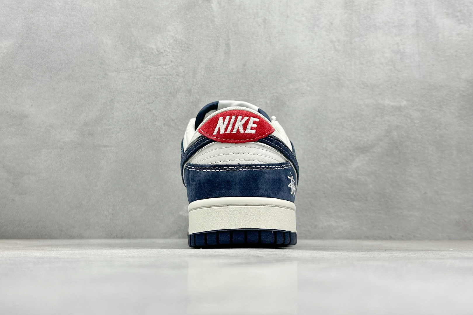  
K版 Nike SB Dunk Low x Stussy 白红蓝小钩
纯原大厂出品 极力推荐
原装头