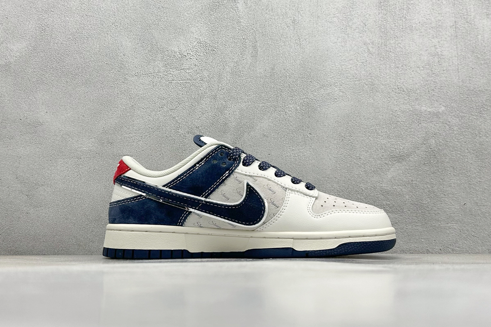  
K版 Nike SB Dunk Low x Stussy 白红蓝小钩
纯原大厂出品 极力推荐
原装头