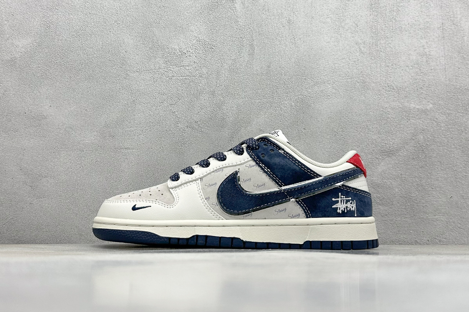  
K版 Nike SB Dunk Low x Stussy 白红蓝小钩
纯原大厂出品 极力推荐
原装头