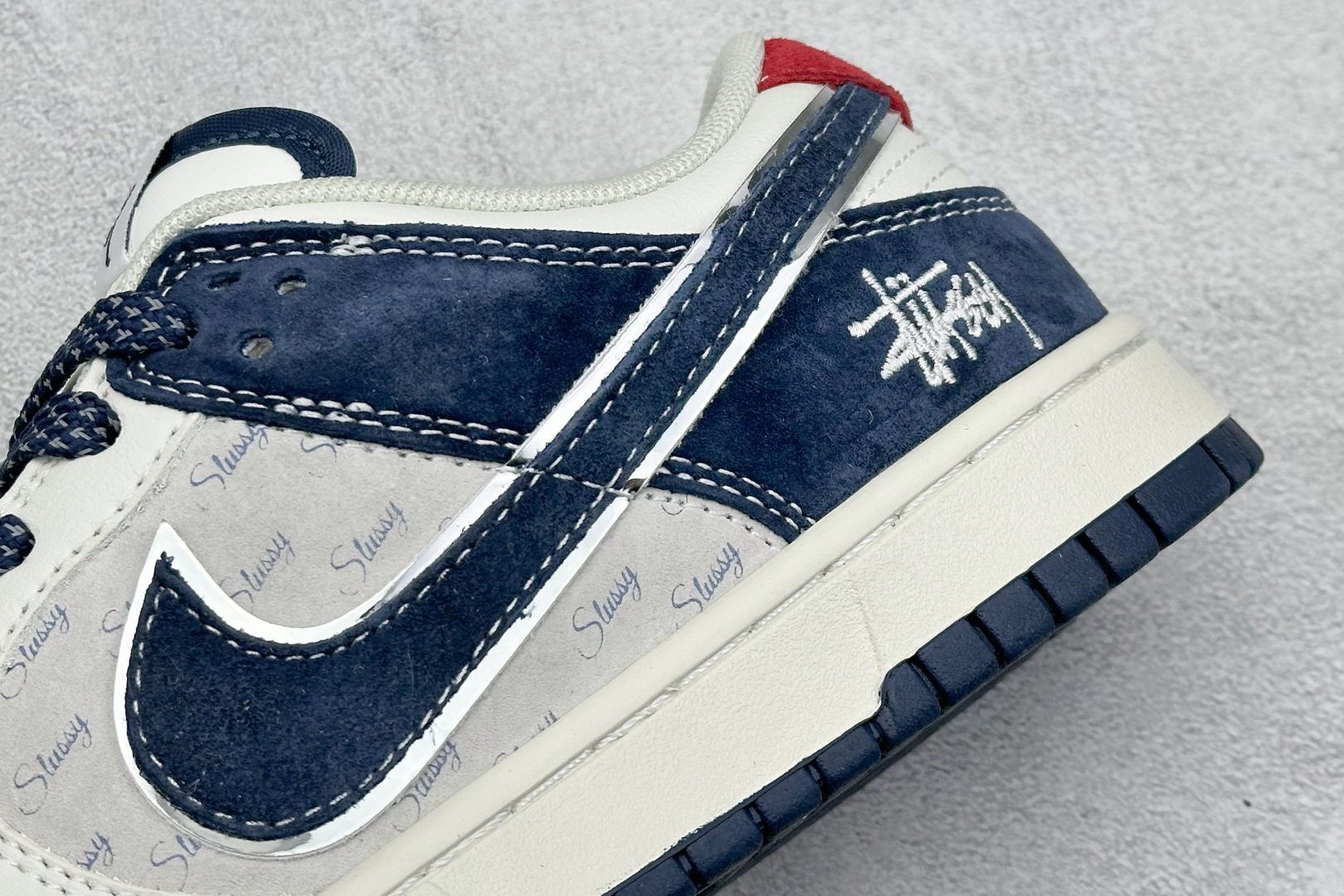  
K版 Nike SB Dunk Low x Stussy 白红蓝小钩
纯原大厂出品 极力推荐
原装头