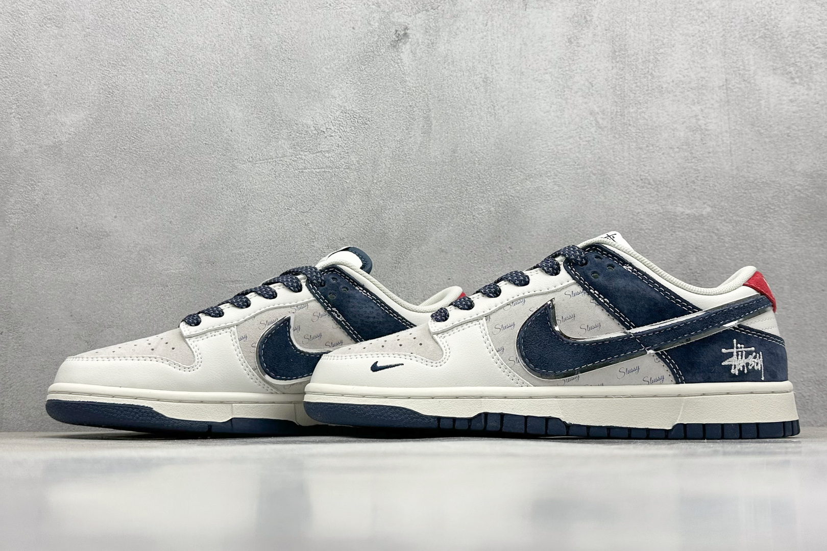  
K版 Nike SB Dunk Low x Stussy 白红蓝小钩
纯原大厂出品 极力推荐
原装头