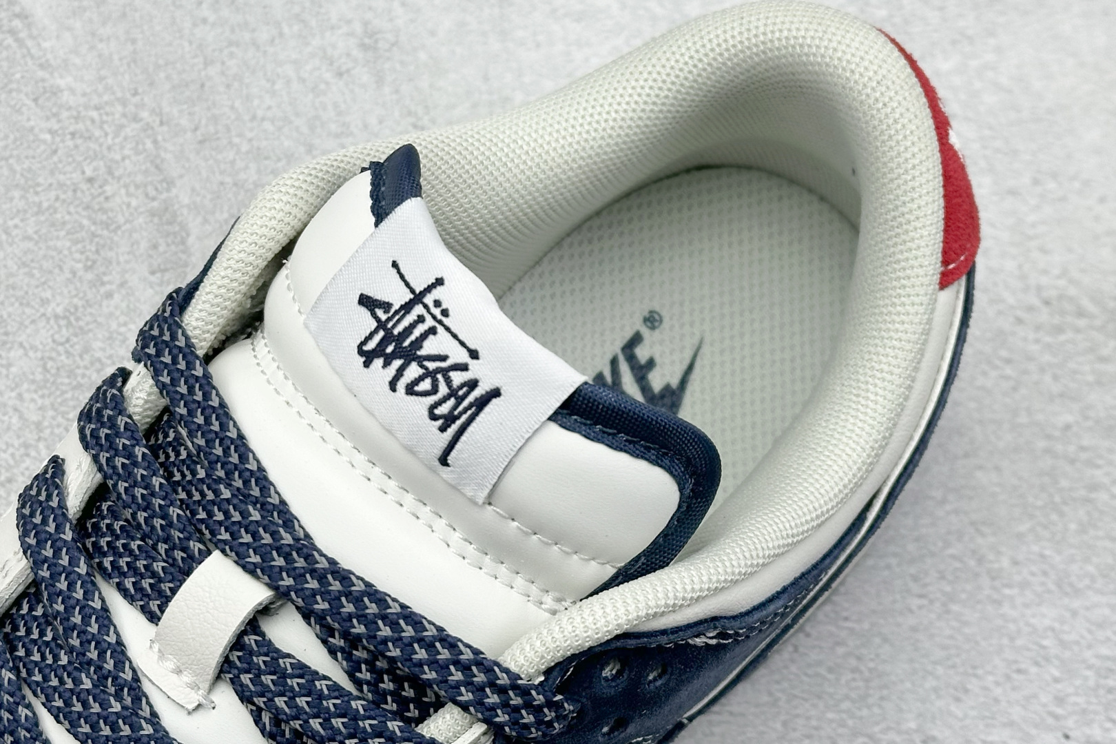  
K版 Nike SB Dunk Low x Stussy 白红蓝小钩
纯原大厂出品 极力推荐
原装头