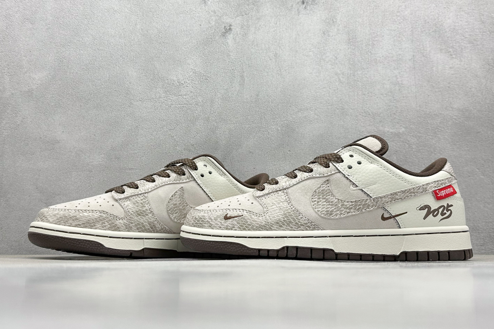  
K版 Nike SB Dunk Low x Supreme  SUP蛇年限定-米棕 
纯原大厂出品 