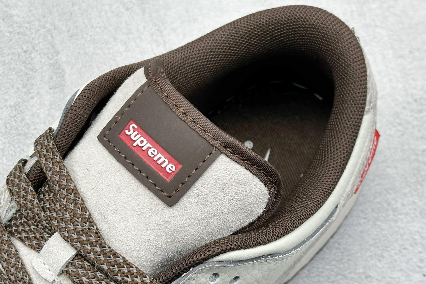  
K版 Nike SB Dunk Low x Supreme  SUP蛇年限定-米棕 
纯原大厂出品 
