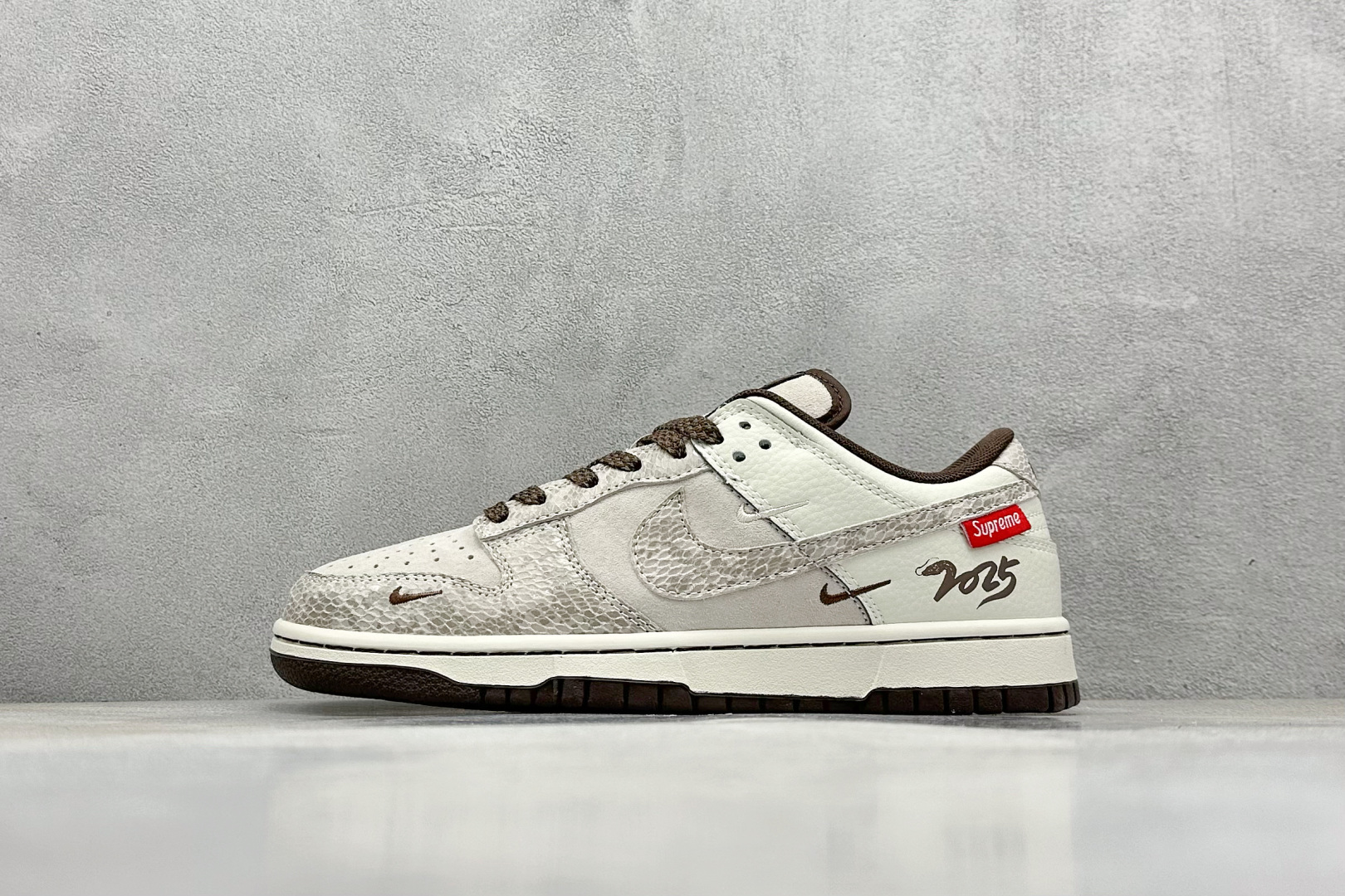  
K版 Nike SB Dunk Low x Supreme  SUP蛇年限定-米棕 
纯原大厂出品 