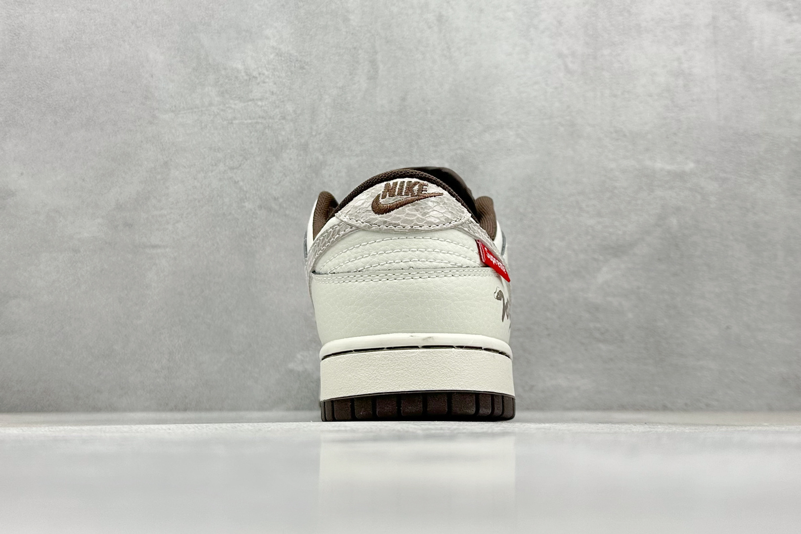  
K版 Nike SB Dunk Low x Supreme  SUP蛇年限定-米棕 
纯原大厂出品 
