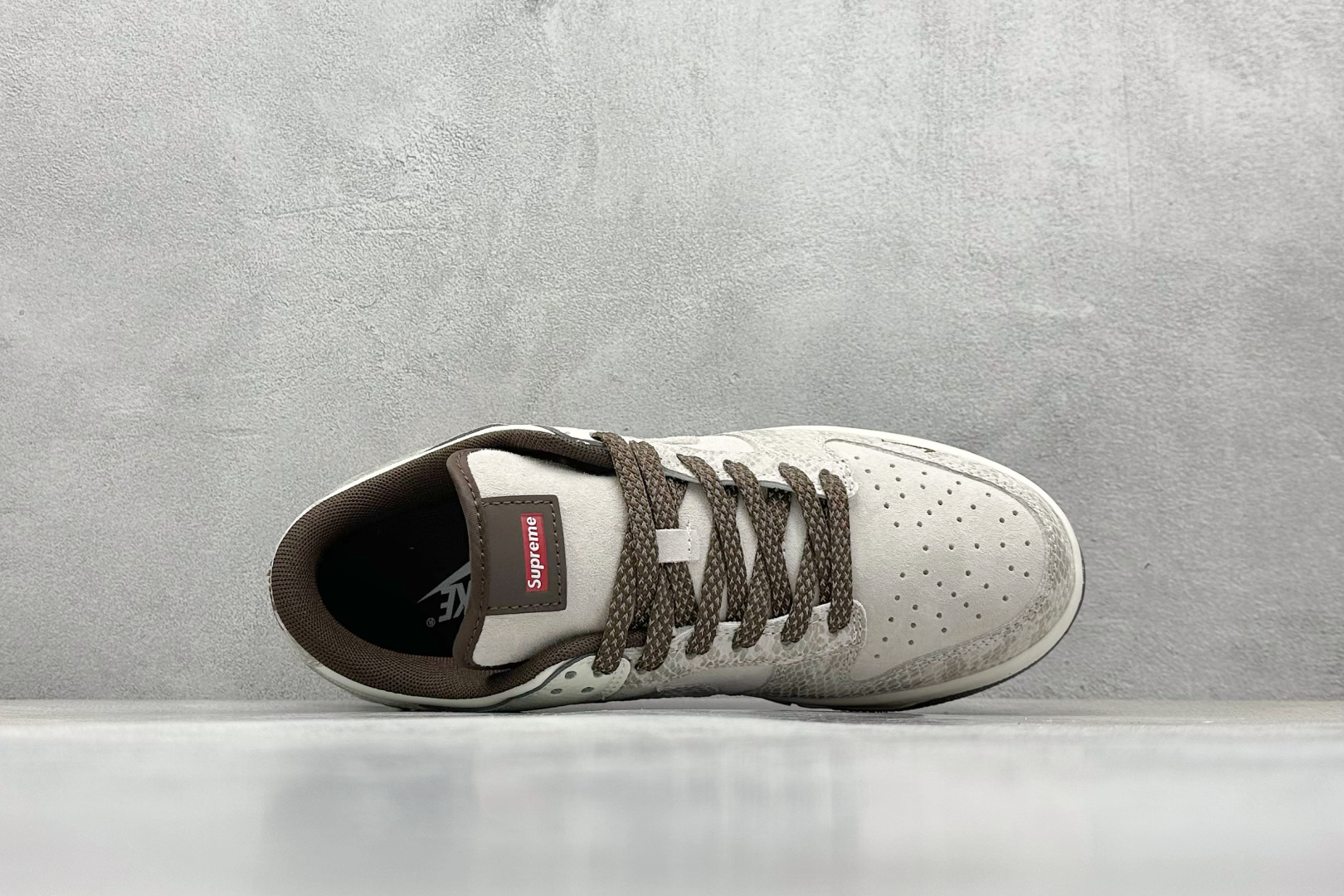  
K版 Nike SB Dunk Low x Supreme  SUP蛇年限定-米棕 
纯原大厂出品 