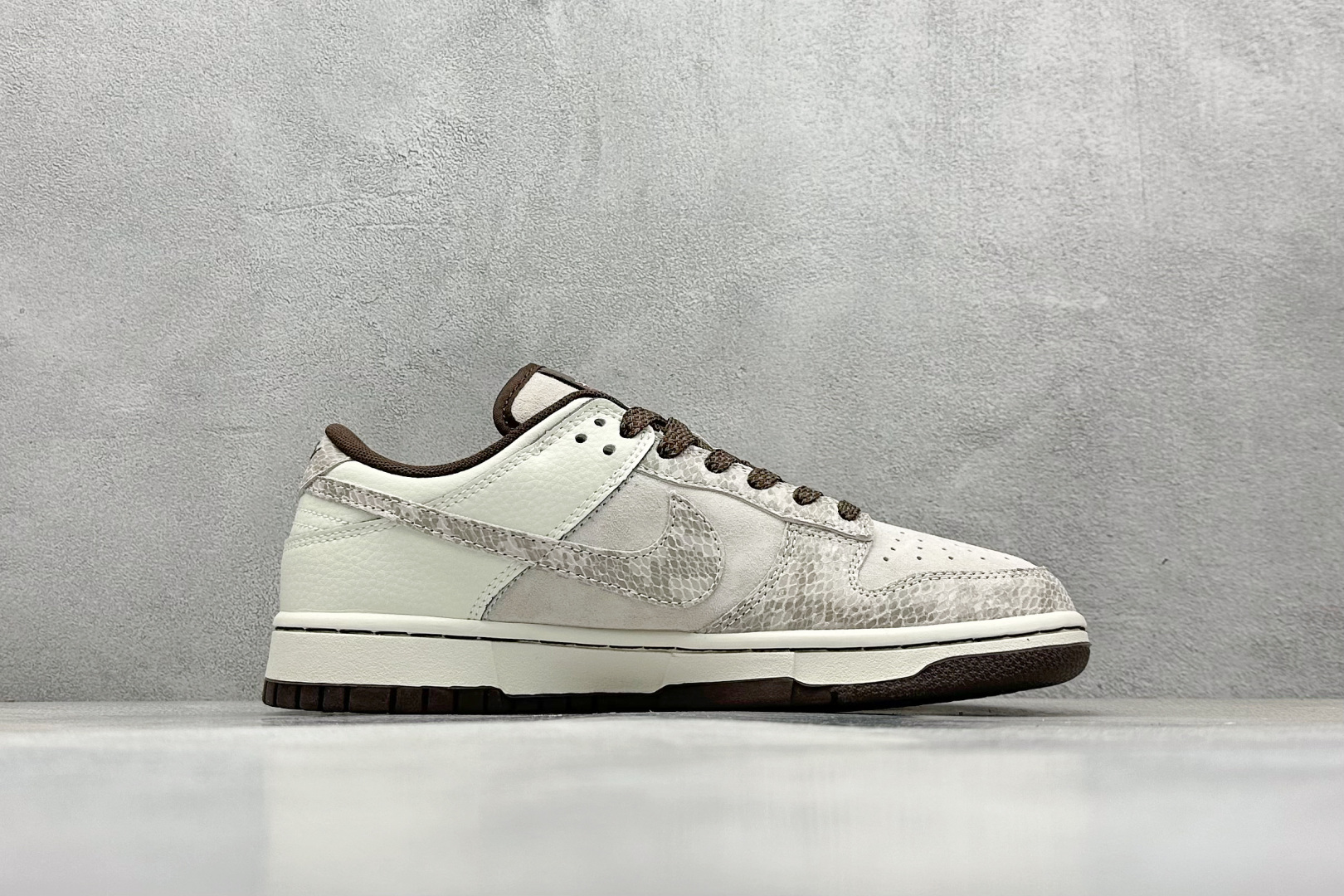  
K版 Nike SB Dunk Low x Supreme  SUP蛇年限定-米棕 
纯原大厂出品 