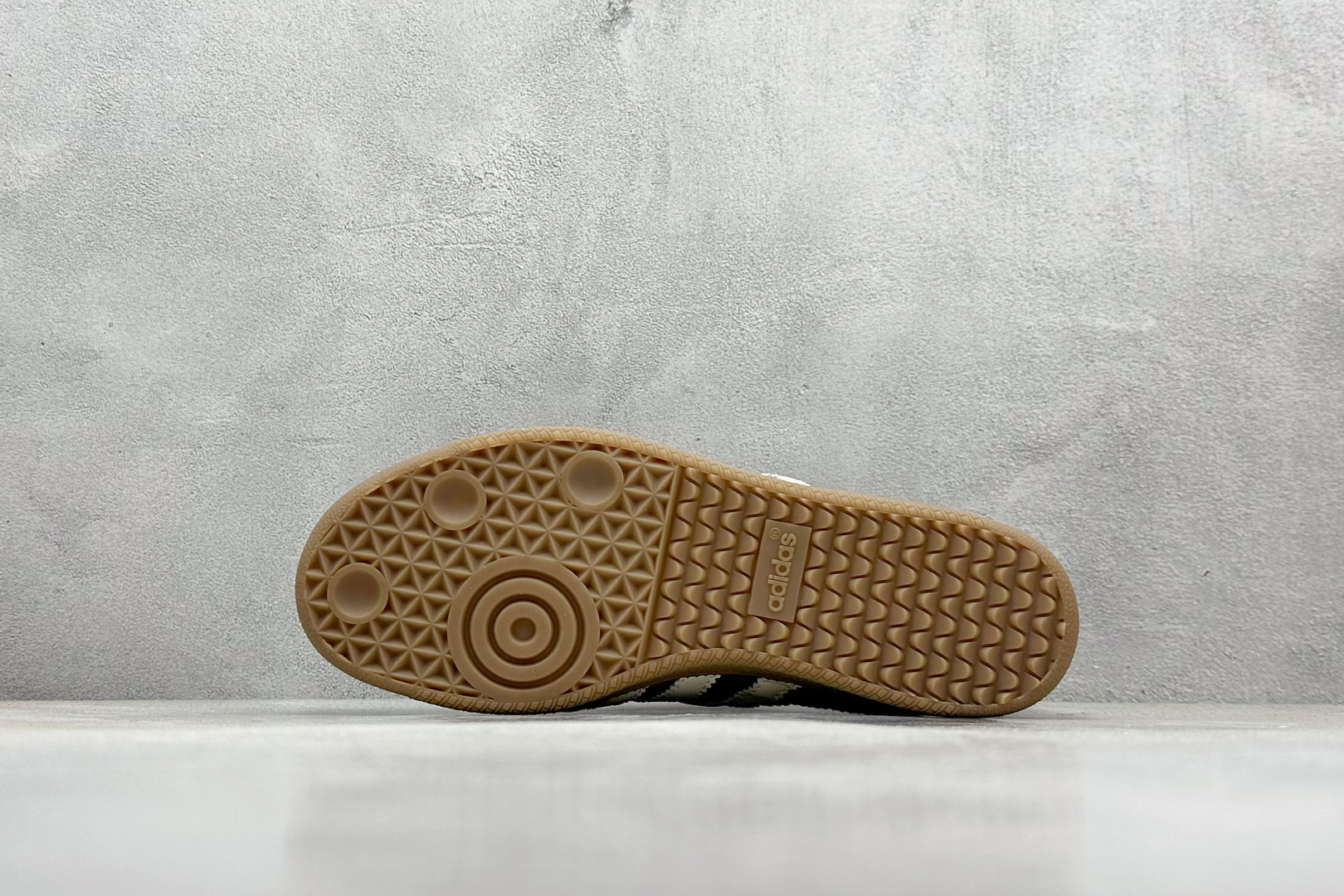  
Addis Original Samba OG 复古单品
复古桑巴板鞋 这款桑巴鞋展示了高质量的工艺
