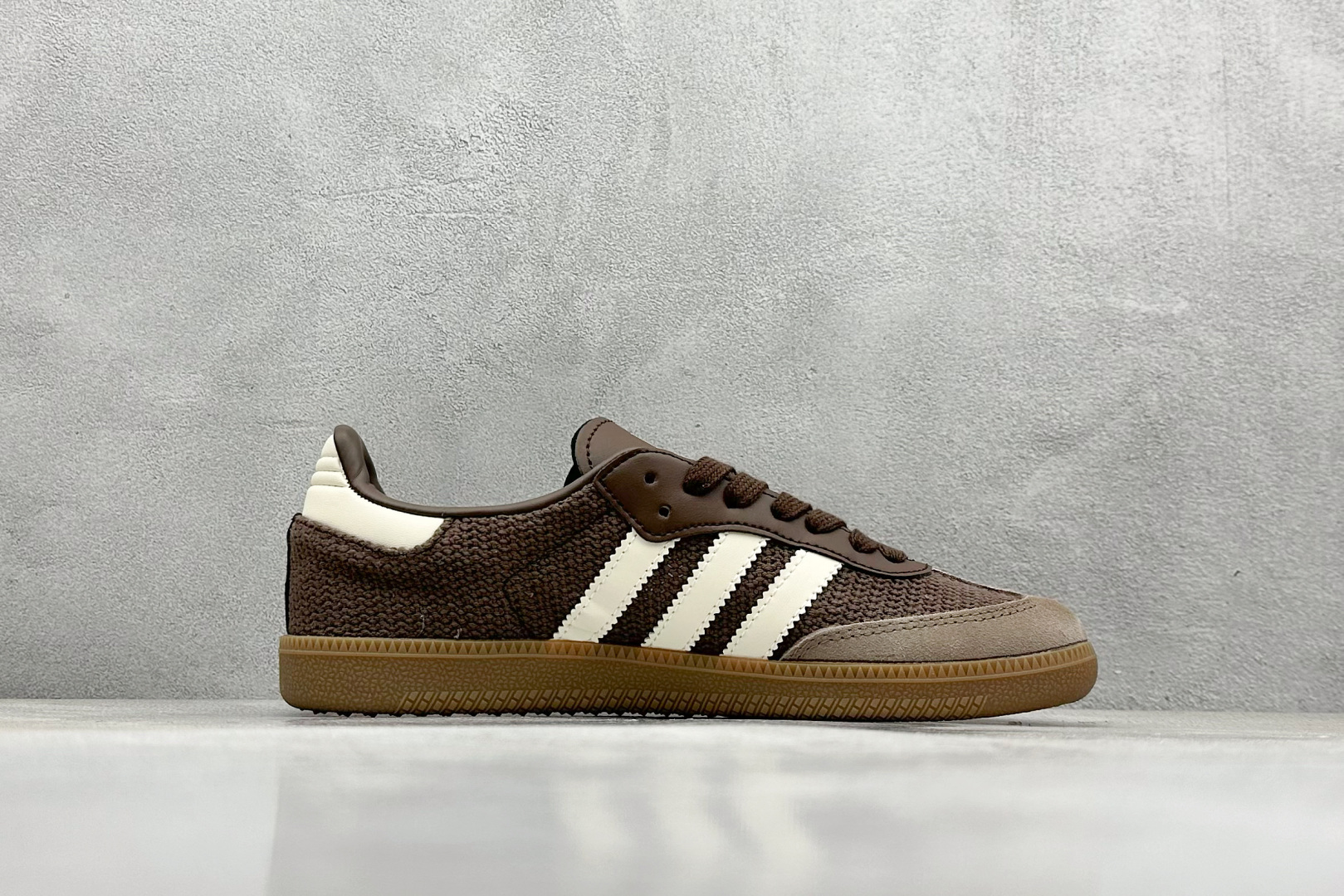  
Addis Original Samba OG 复古单品
复古桑巴板鞋 这款桑巴鞋展示了高质量的工艺