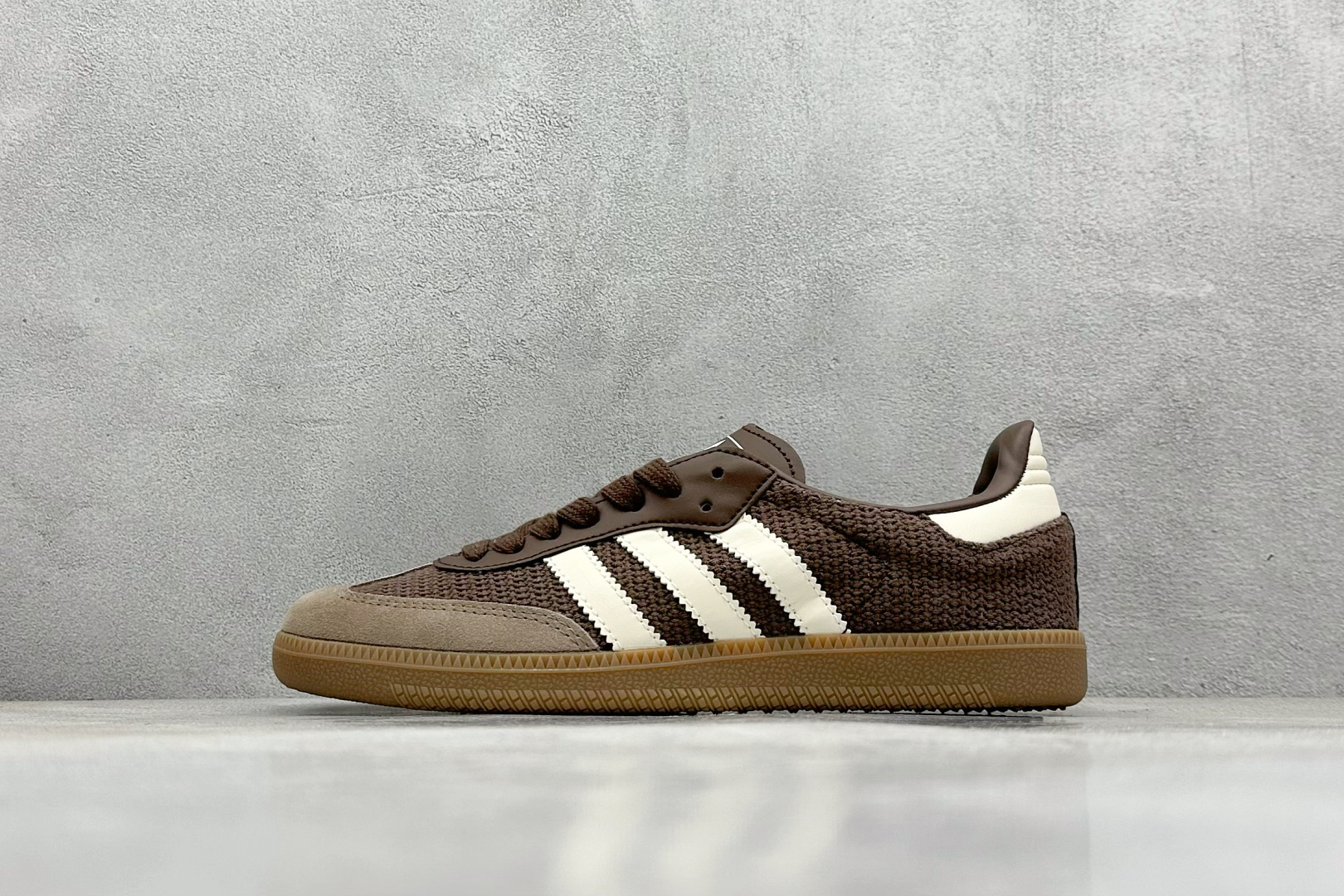  
Addis Original Samba OG 复古单品
复古桑巴板鞋 这款桑巴鞋展示了高质量的工艺
